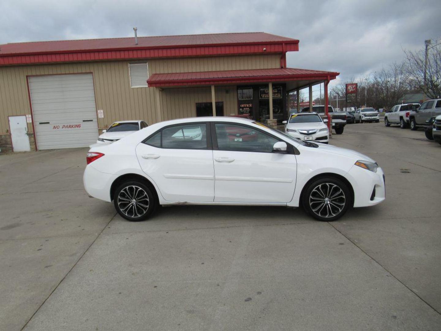 2015 WHITE TOYOTA COROLLA L (2T1BURHE0FC) with an 1.8L engine, Automatic transmission, located at 908 SE 14th Street, Des Moines, IA, 50317, (515) 281-0330, 41.580303, -93.597046 - Photo#3