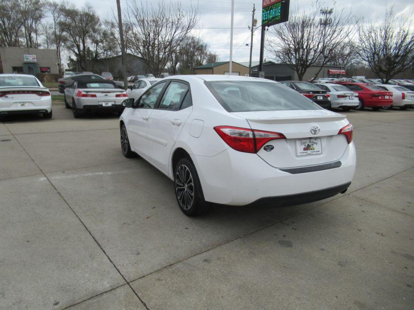 2015 WHITE TOYOTA COROLLA L (2T1BURHE0FC) with an 1.8L engine, Automatic transmission, located at 908 SE 14th Street, Des Moines, IA, 50317, (515) 281-0330, 41.580303, -93.597046 - Photo#6