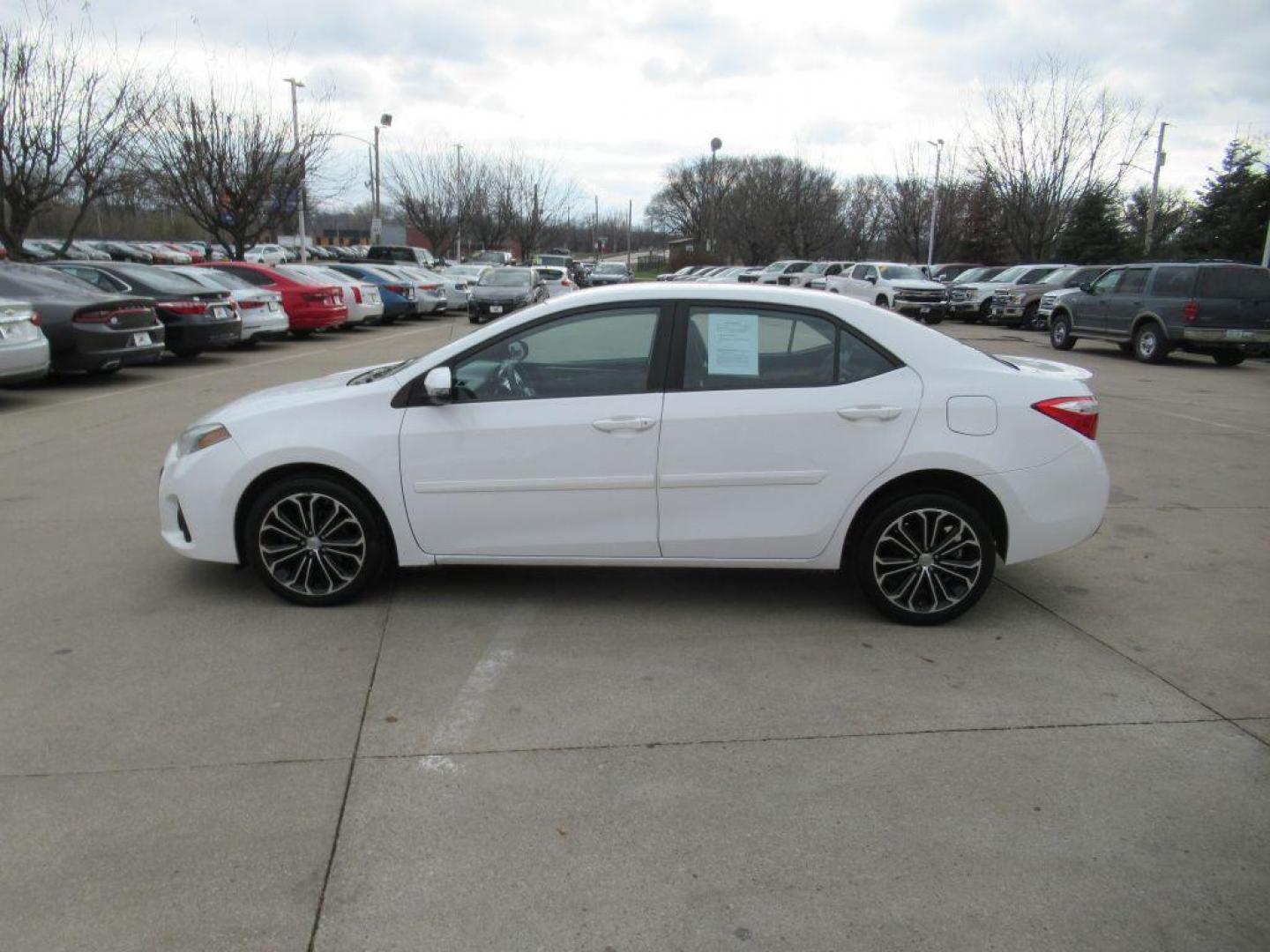 2015 WHITE TOYOTA COROLLA L (2T1BURHE0FC) with an 1.8L engine, Automatic transmission, located at 908 SE 14th Street, Des Moines, IA, 50317, (515) 281-0330, 41.580303, -93.597046 - Photo#7