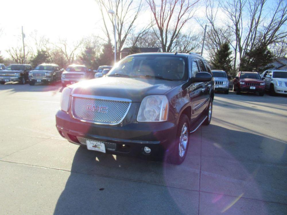 2008 BLUE GMC YUKON DENALI (1GKFK63858J) with an 6.2L engine, Automatic transmission, located at 908 SE 14th Street, Des Moines, IA, 50317, (515) 281-0330, 41.580303, -93.597046 - Photo #0