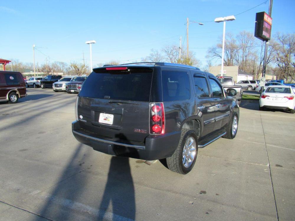 2008 BLUE GMC YUKON DENALI (1GKFK63858J) with an 6.2L engine, Automatic transmission, located at 908 SE 14th Street, Des Moines, IA, 50317, (515) 281-0330, 41.580303, -93.597046 - Photo #4