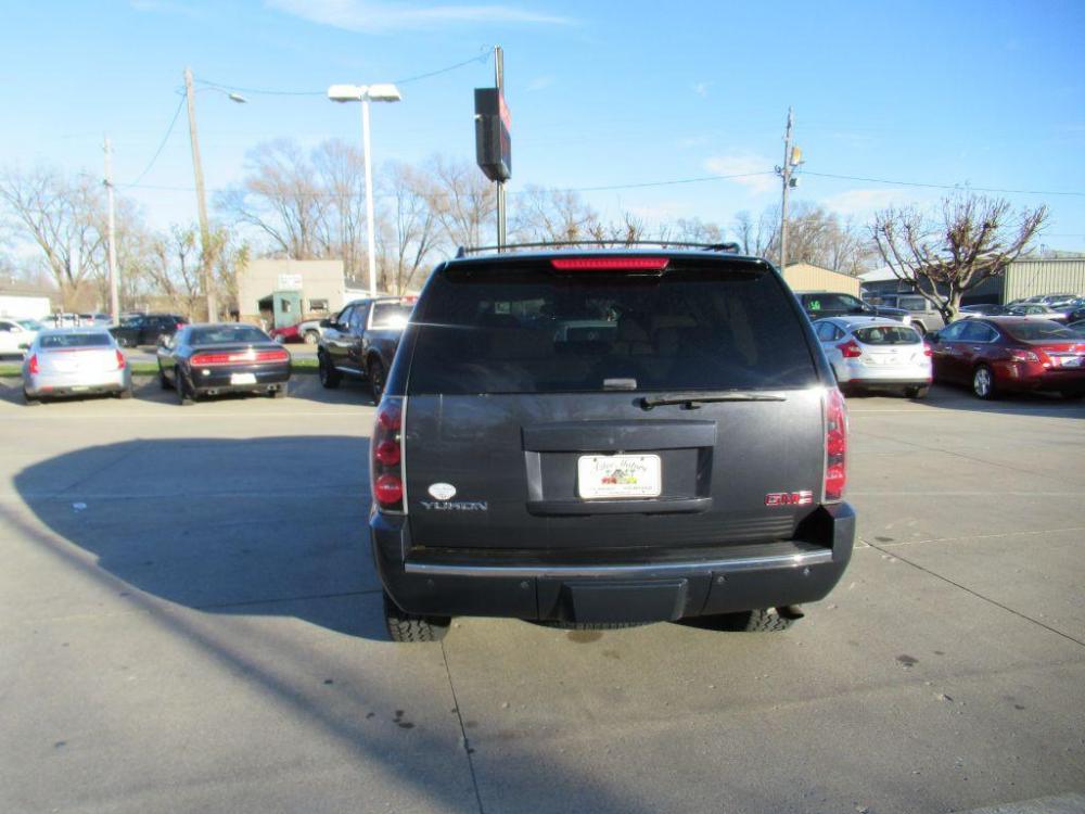 2008 BLUE GMC YUKON DENALI (1GKFK63858J) with an 6.2L engine, Automatic transmission, located at 908 SE 14th Street, Des Moines, IA, 50317, (515) 281-0330, 41.580303, -93.597046 - Photo #5