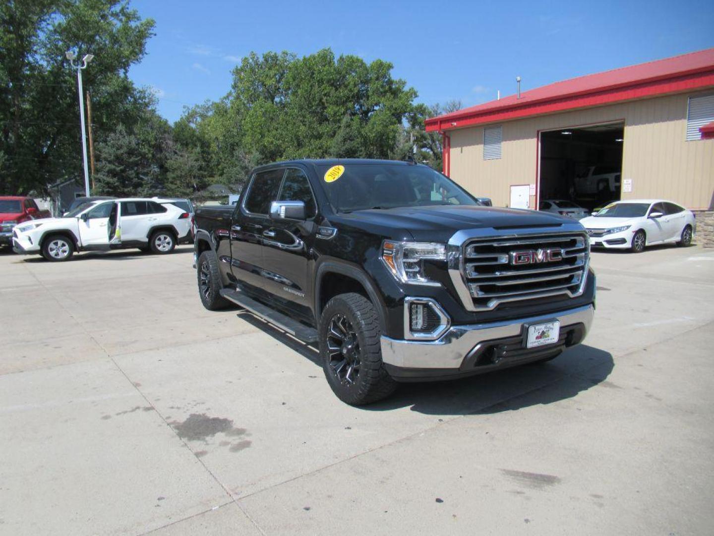 2019 BLACK GMC SIERRA 1500 SLT (1GTU9DED1KZ) with an 5.3L engine, Automatic transmission, located at 908 SE 14th Street, Des Moines, IA, 50317, (515) 281-0330, 41.580303, -93.597046 - Photo#2
