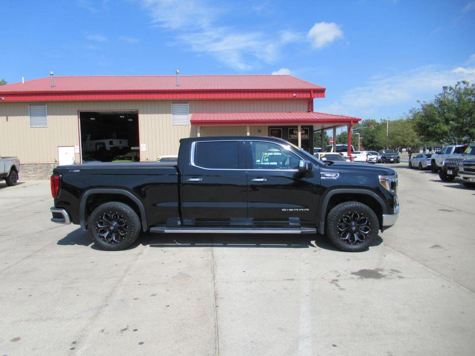 2019 BLACK GMC SIERRA 1500 SLT (1GTU9DED1KZ) with an 5.3L engine, Automatic transmission, located at 908 SE 14th Street, Des Moines, IA, 50317, (515) 281-0330, 41.580303, -93.597046 - Photo #3