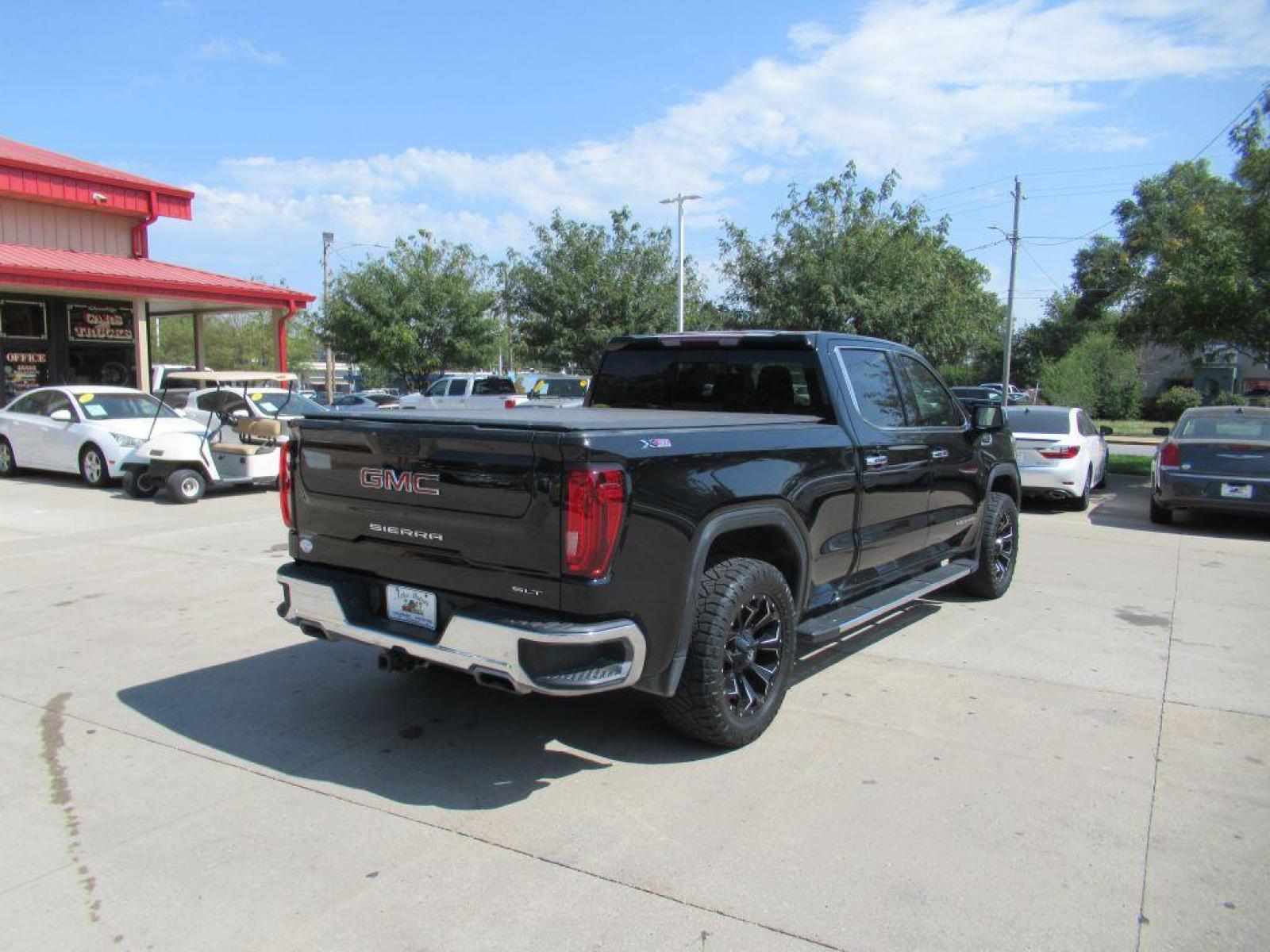 2019 BLACK GMC SIERRA 1500 SLT (1GTU9DED1KZ) with an 5.3L engine, Automatic transmission, located at 908 SE 14th Street, Des Moines, IA, 50317, (515) 281-0330, 41.580303, -93.597046 - Photo #4