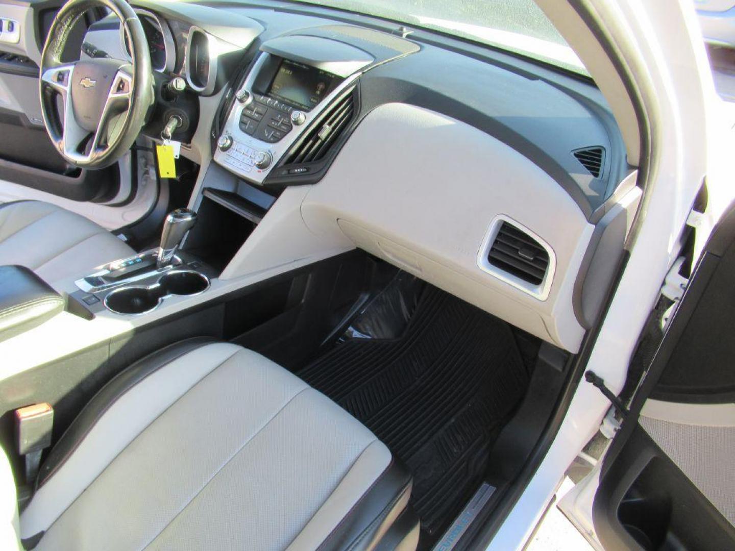 2016 WHITE CHEVROLET EQUINOX LTZ (2GNALDEK2G6) with an 2.4L engine, Automatic transmission, located at 908 SE 14th Street, Des Moines, IA, 50317, (515) 281-0330, 41.580303, -93.597046 - Photo#13
