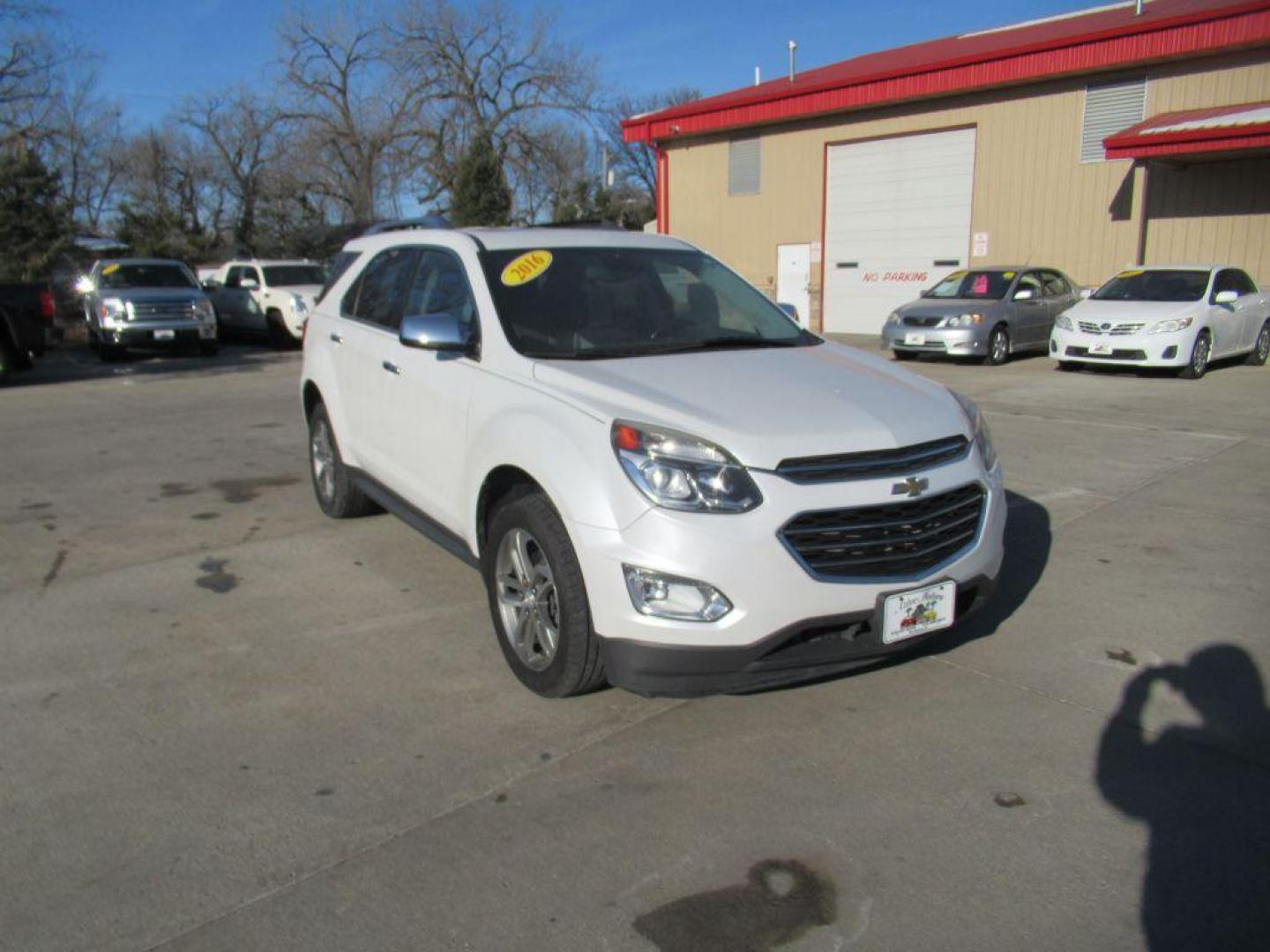 2016 WHITE CHEVROLET EQUINOX LTZ (2GNALDEK2G6) with an 2.4L engine, Automatic transmission, located at 908 SE 14th Street, Des Moines, IA, 50317, (515) 281-0330, 41.580303, -93.597046 - Photo#2