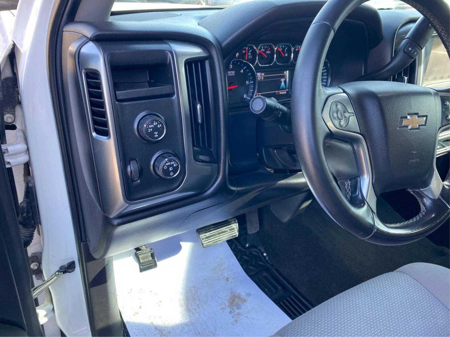 2014 WHITE CHEVROLET SILVERADO 1500 LT (3GCUKREC0EG) with an 5.3L engine, Automatic transmission, located at 908 SE 14th Street, Des Moines, IA, 50317, (515) 281-0330, 41.580303, -93.597046 - Photo#16