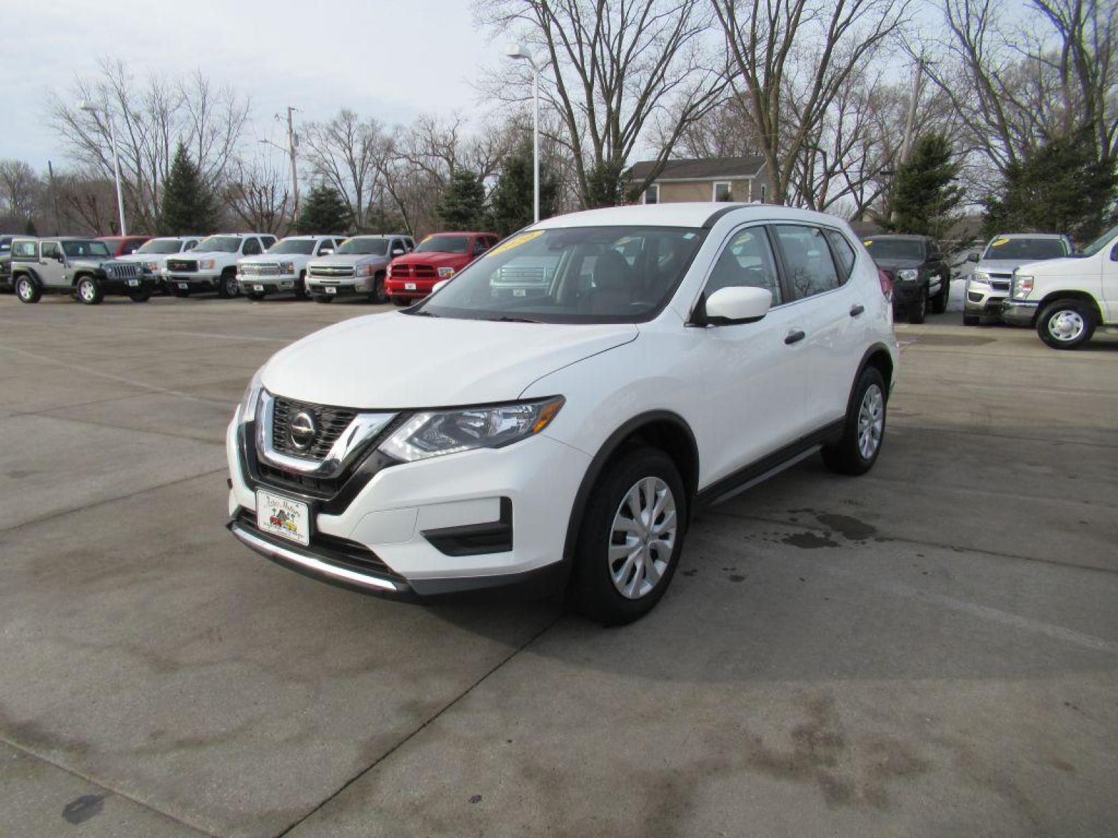 2020 WHITE NISSAN ROGUE S (KNMAT2MV1LP) with an 2.5L engine, Continuously Variable transmission, located at 908 SE 14th Street, Des Moines, IA, 50317, (515) 281-0330, 41.580303, -93.597046 - Photo #0
