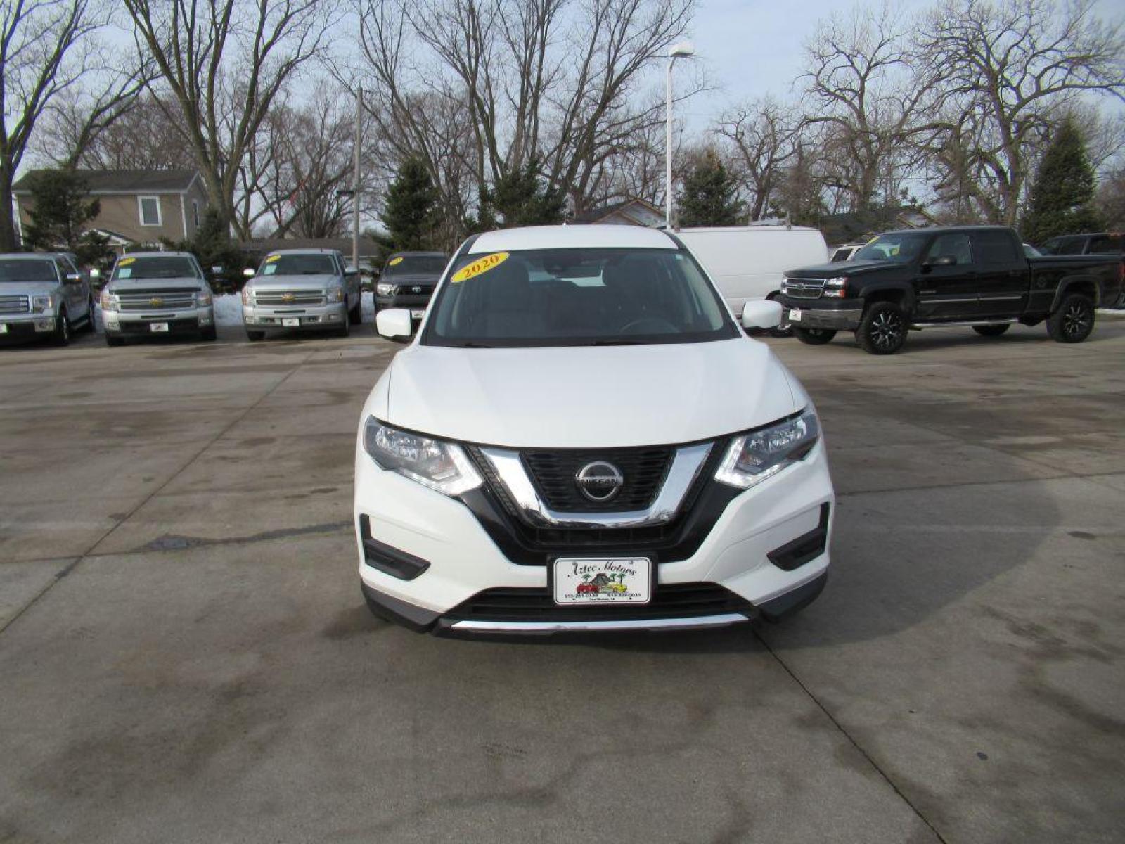 2020 WHITE NISSAN ROGUE S (KNMAT2MV1LP) with an 2.5L engine, Continuously Variable transmission, located at 908 SE 14th Street, Des Moines, IA, 50317, (515) 281-0330, 41.580303, -93.597046 - Photo #1