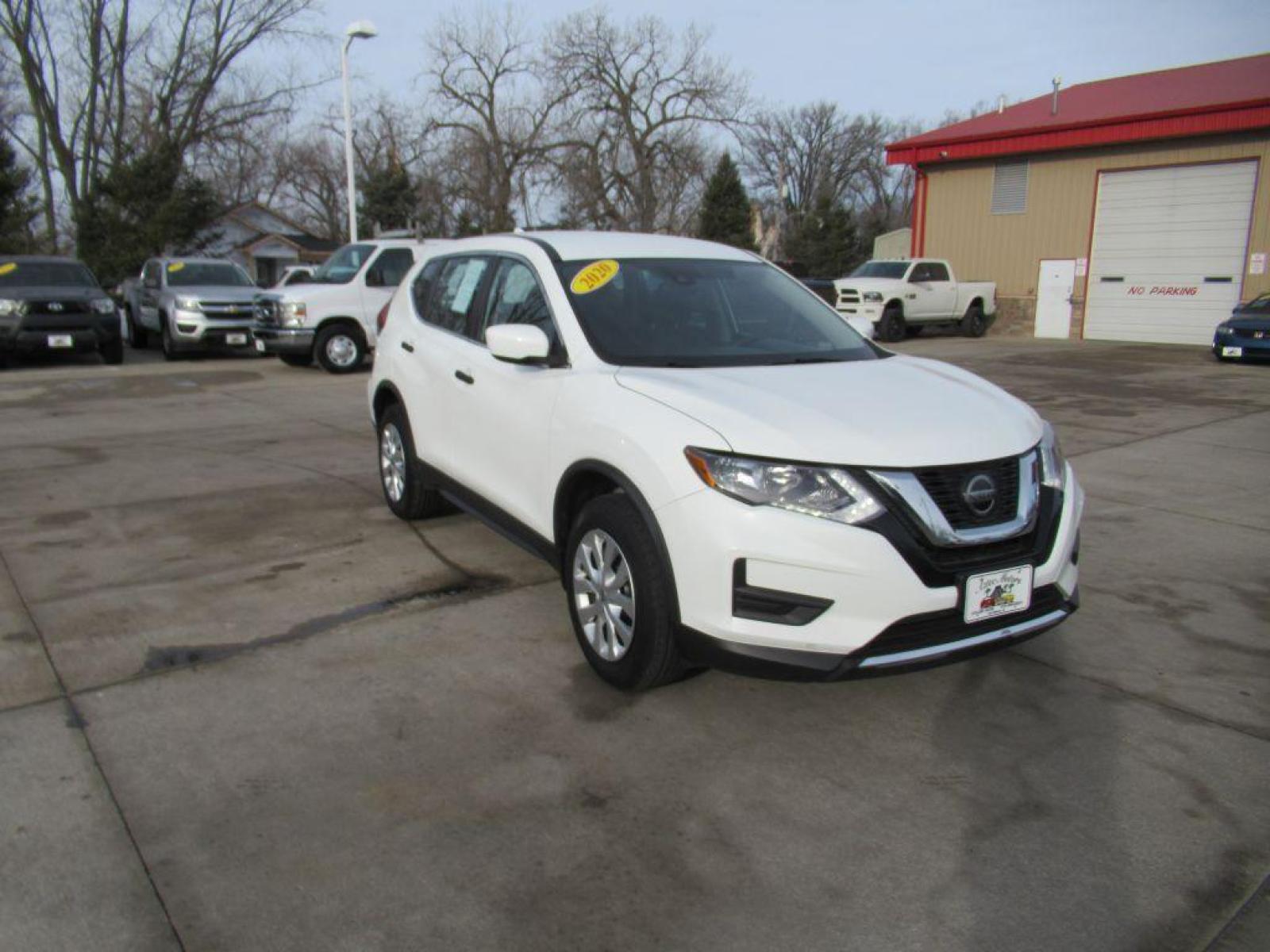 2020 WHITE NISSAN ROGUE S (KNMAT2MV1LP) with an 2.5L engine, Continuously Variable transmission, located at 908 SE 14th Street, Des Moines, IA, 50317, (515) 281-0330, 41.580303, -93.597046 - Photo #2
