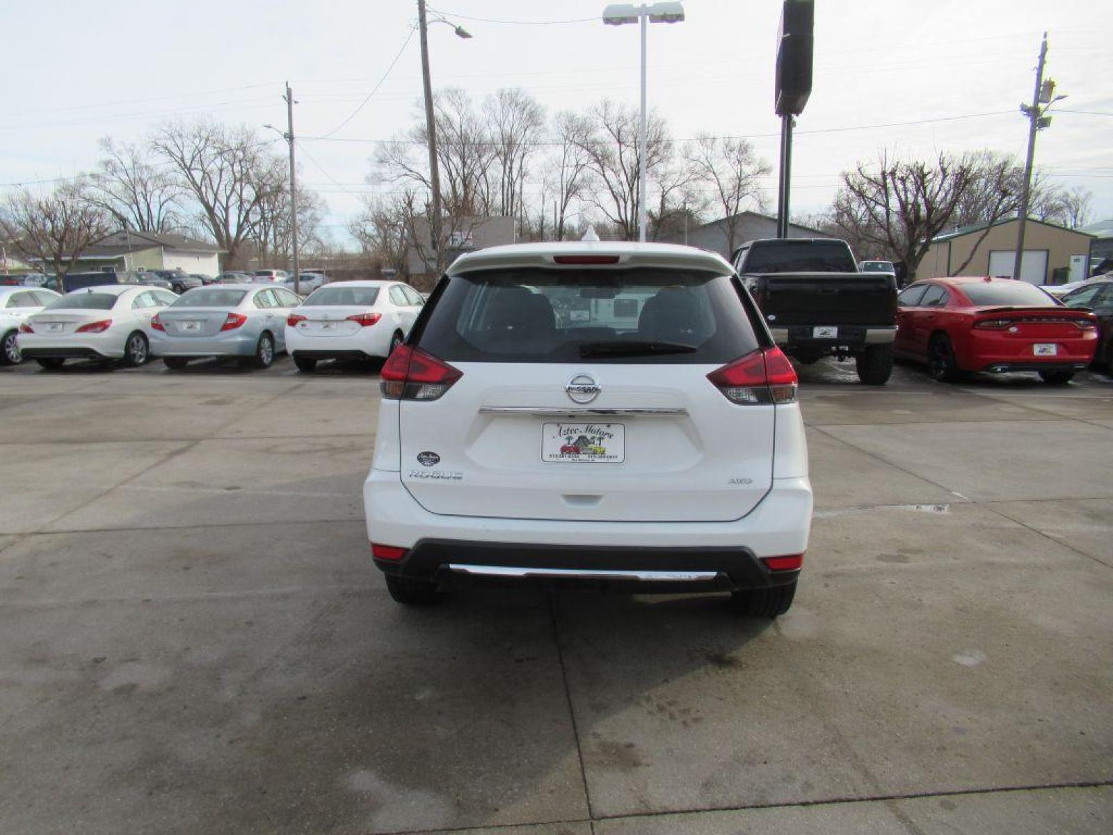 2020 WHITE NISSAN ROGUE S (KNMAT2MV1LP) with an 2.5L engine, Continuously Variable transmission, located at 908 SE 14th Street, Des Moines, IA, 50317, (515) 281-0330, 41.580303, -93.597046 - Photo #5