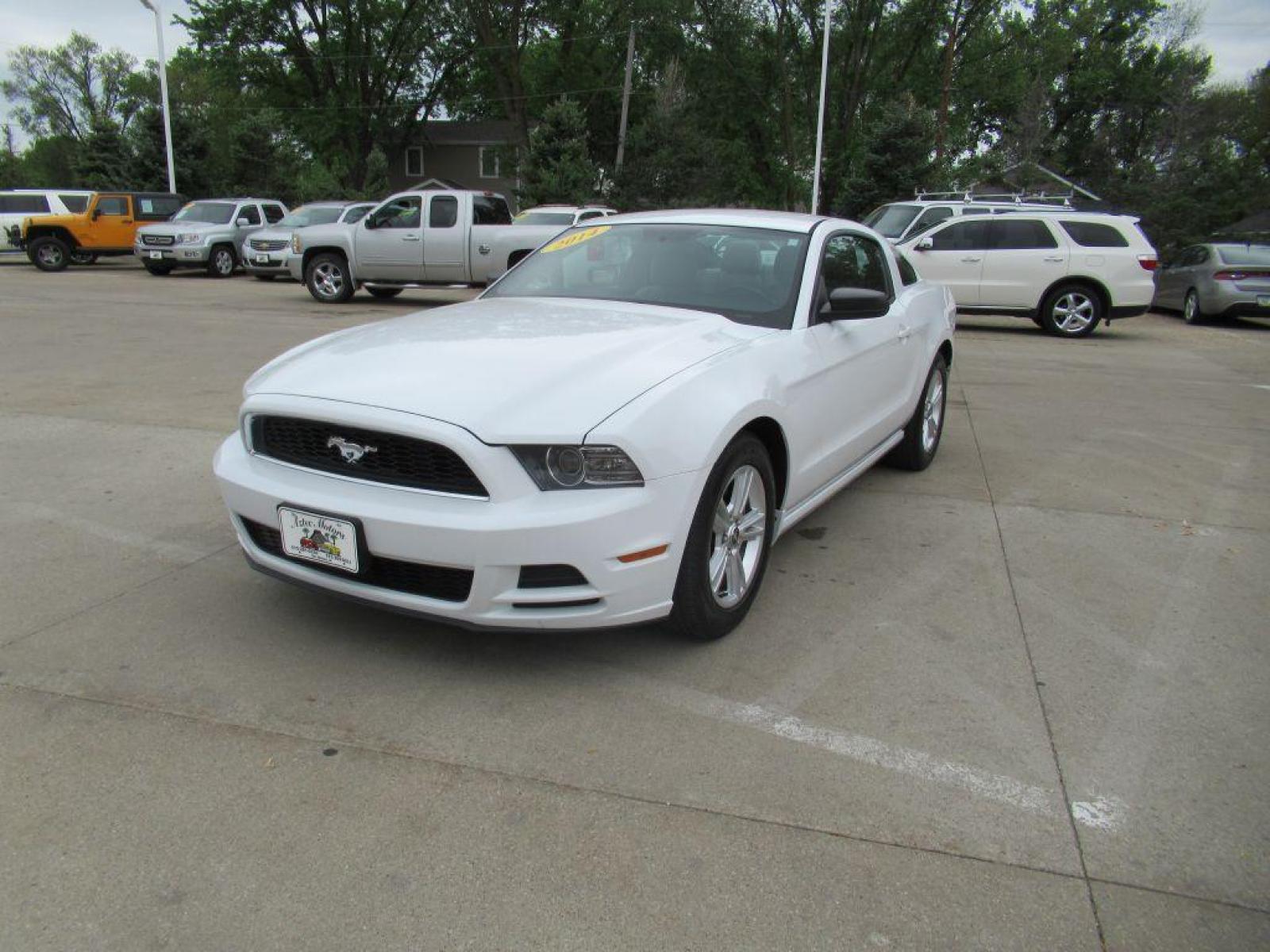 2014 WHITE FORD MUSTANG (1ZVBP8AM1E5) with an 3.7L engine, Automatic transmission, located at 908 SE 14th Street, Des Moines, IA, 50317, (515) 281-0330, 41.580303, -93.597046 - Photo #0