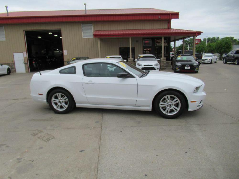 2014 WHITE FORD MUSTANG (1ZVBP8AM1E5) with an 3.7L engine, Automatic transmission, located at 908 SE 14th Street, Des Moines, IA, 50317, (515) 281-0330, 41.580303, -93.597046 - Photo #3