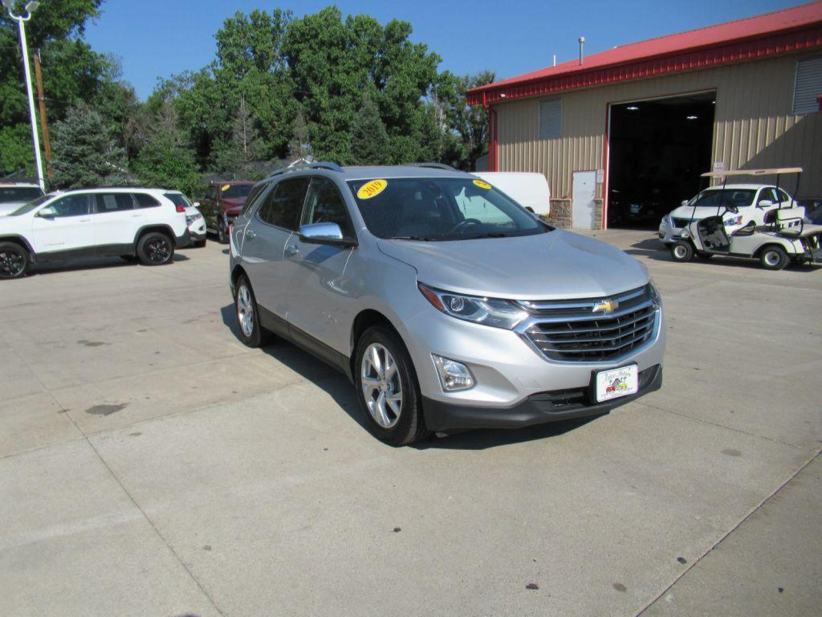 2019 SILVER CHEVROLET EQUINOX PREMIER (2GNAXXEV6K6) with an 1.5L engine, Automatic transmission, located at 908 SE 14th Street, Des Moines, IA, 50317, (515) 281-0330, 41.580303, -93.597046 - Photo #2