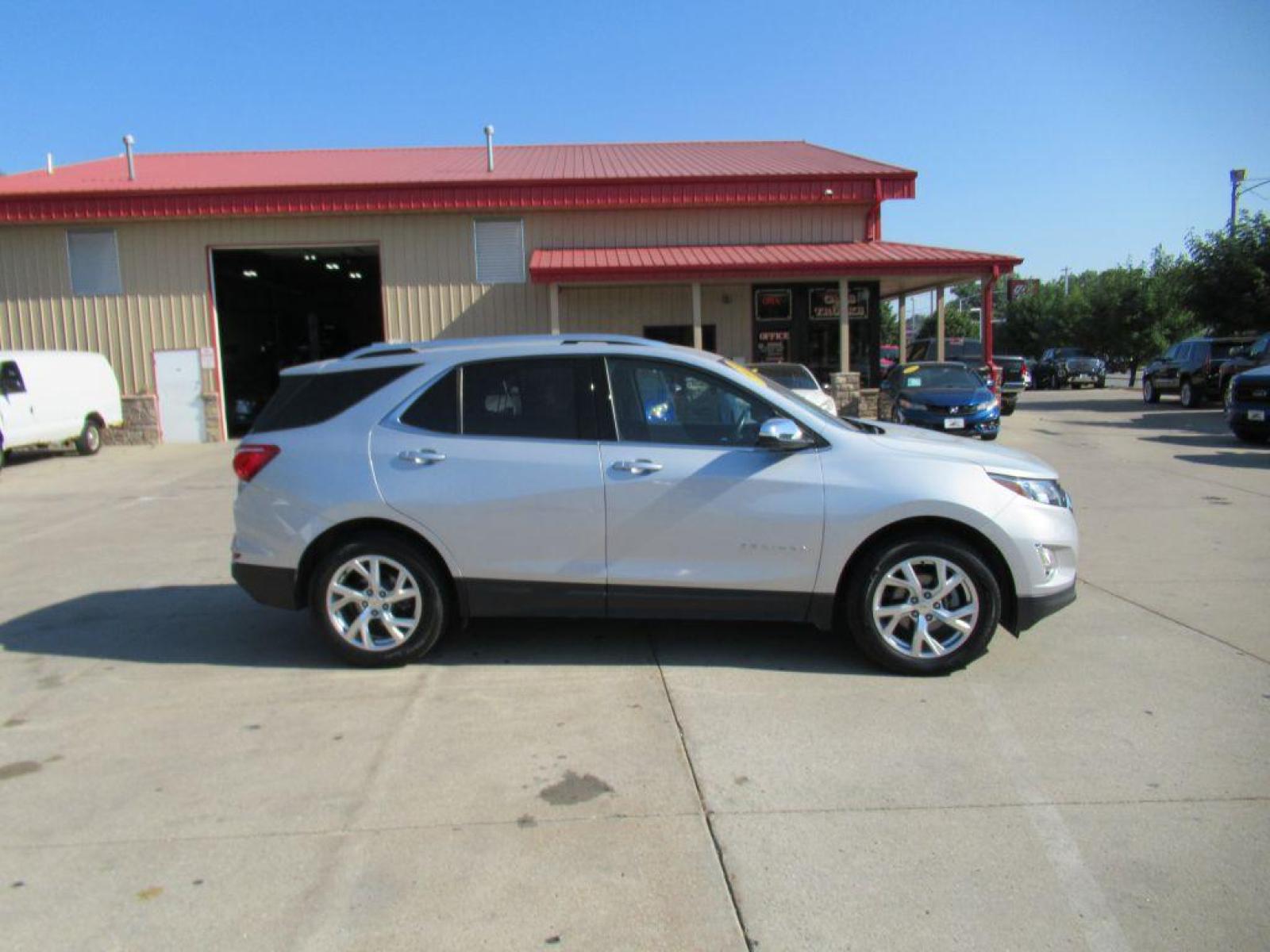 2019 SILVER CHEVROLET EQUINOX PREMIER (2GNAXXEV6K6) with an 1.5L engine, Automatic transmission, located at 908 SE 14th Street, Des Moines, IA, 50317, (515) 281-0330, 41.580303, -93.597046 - Photo #3