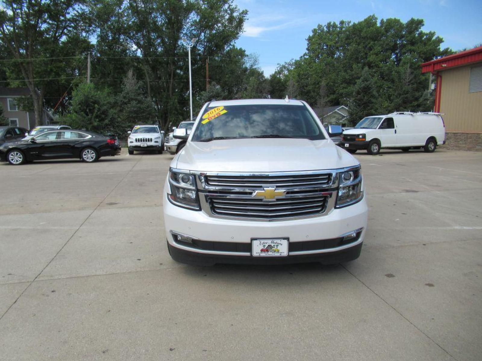 2016 WHITE CHEVROLET TAHOE 1500 LTZ (1GNSKCKC2GR) with an 5.3L engine, Automatic transmission, located at 908 SE 14th Street, Des Moines, IA, 50317, (515) 281-0330, 41.580303, -93.597046 - Photo #1