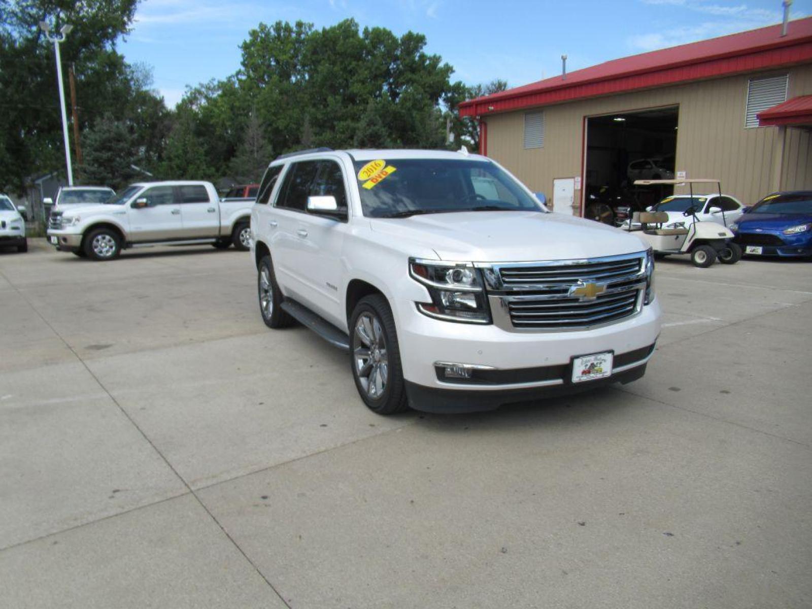 2016 WHITE CHEVROLET TAHOE 1500 LTZ (1GNSKCKC2GR) with an 5.3L engine, Automatic transmission, located at 908 SE 14th Street, Des Moines, IA, 50317, (515) 281-0330, 41.580303, -93.597046 - Photo #2