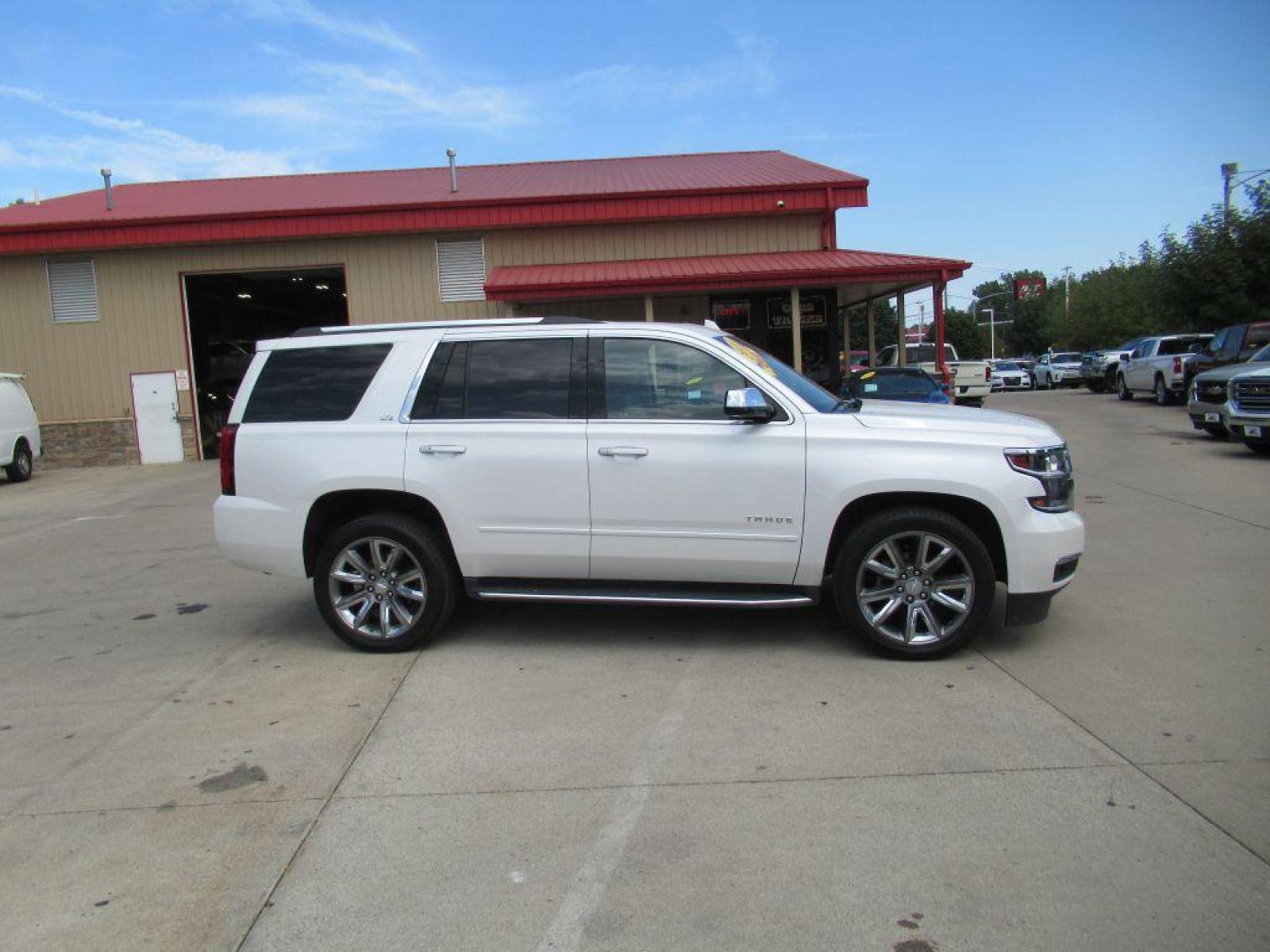 2016 WHITE CHEVROLET TAHOE 1500 LTZ (1GNSKCKC2GR) with an 5.3L engine, Automatic transmission, located at 908 SE 14th Street, Des Moines, IA, 50317, (515) 281-0330, 41.580303, -93.597046 - Photo #3