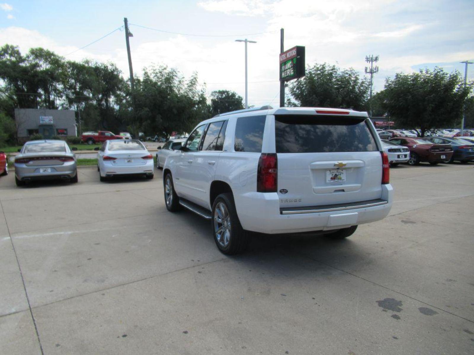 2016 WHITE CHEVROLET TAHOE 1500 LTZ (1GNSKCKC2GR) with an 5.3L engine, Automatic transmission, located at 908 SE 14th Street, Des Moines, IA, 50317, (515) 281-0330, 41.580303, -93.597046 - Photo #6