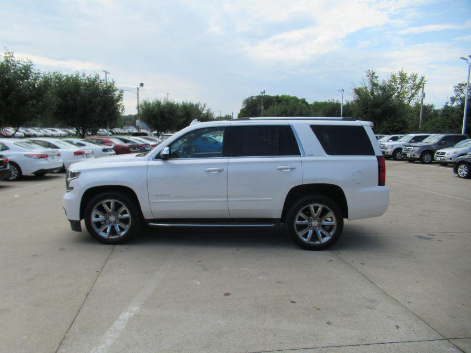 2016 WHITE CHEVROLET TAHOE 1500 LTZ (1GNSKCKC2GR) with an 5.3L engine, Automatic transmission, located at 908 SE 14th Street, Des Moines, IA, 50317, (515) 281-0330, 41.580303, -93.597046 - Photo #7