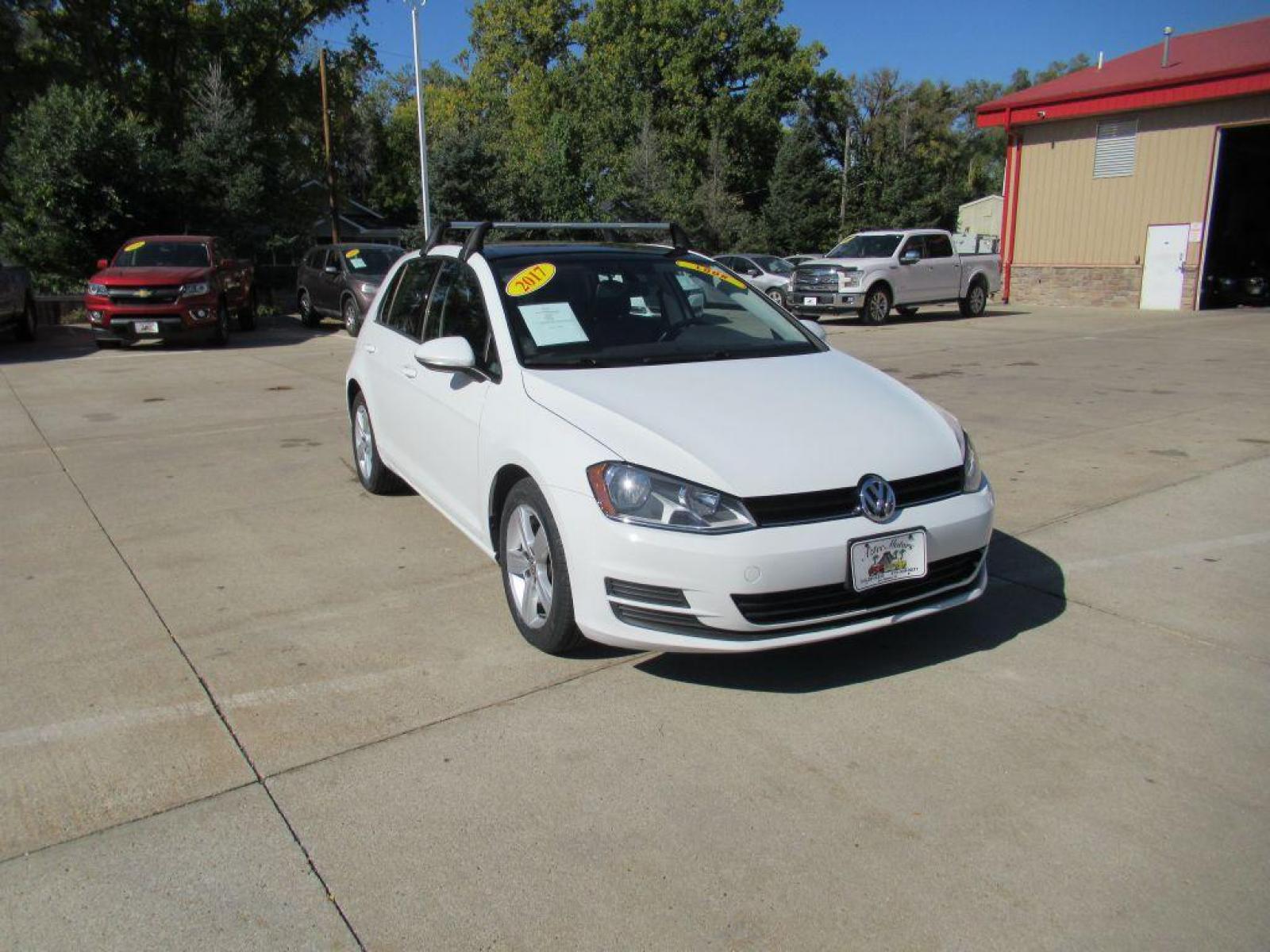 2017 WHITE VOLKSWAGEN GOLF S (3VW117AUXHM) with an 1.8L engine, 5-Speed Manual transmission, located at 908 SE 14th Street, Des Moines, IA, 50317, (515) 281-0330, 41.580303, -93.597046 - Photo #2