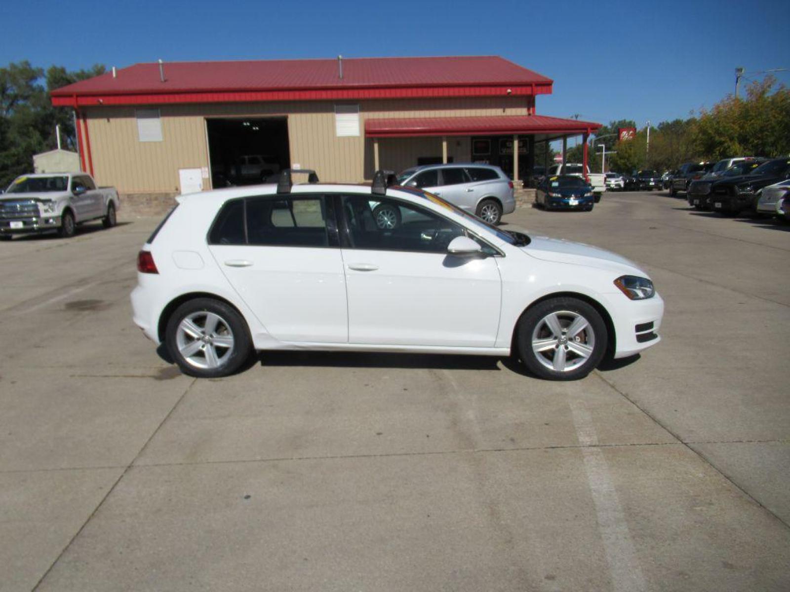 2017 WHITE VOLKSWAGEN GOLF S (3VW117AUXHM) with an 1.8L engine, 5-Speed Manual transmission, located at 908 SE 14th Street, Des Moines, IA, 50317, (515) 281-0330, 41.580303, -93.597046 - Photo #3