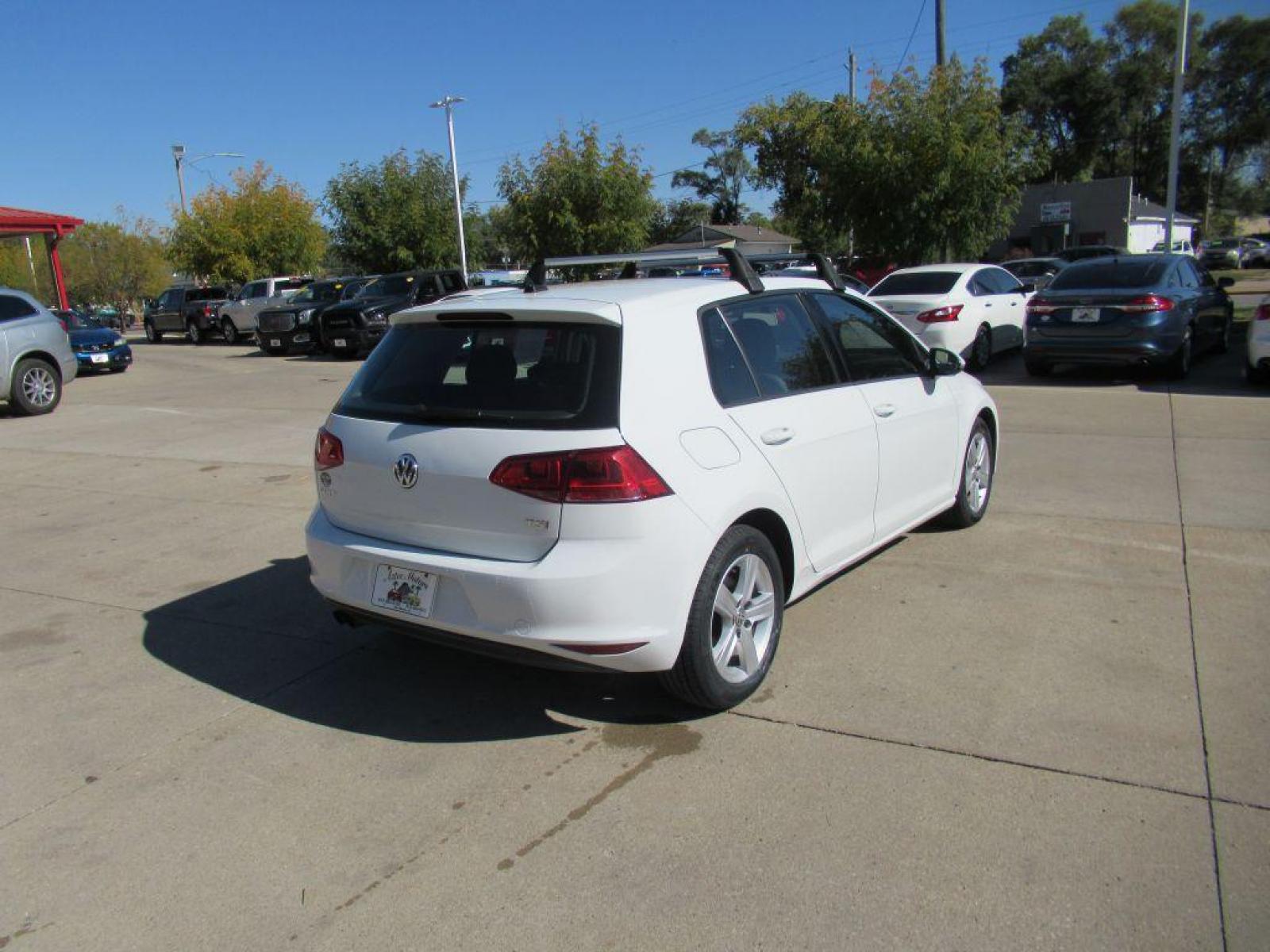 2017 WHITE VOLKSWAGEN GOLF S (3VW117AUXHM) with an 1.8L engine, 5-Speed Manual transmission, located at 908 SE 14th Street, Des Moines, IA, 50317, (515) 281-0330, 41.580303, -93.597046 - Photo #4