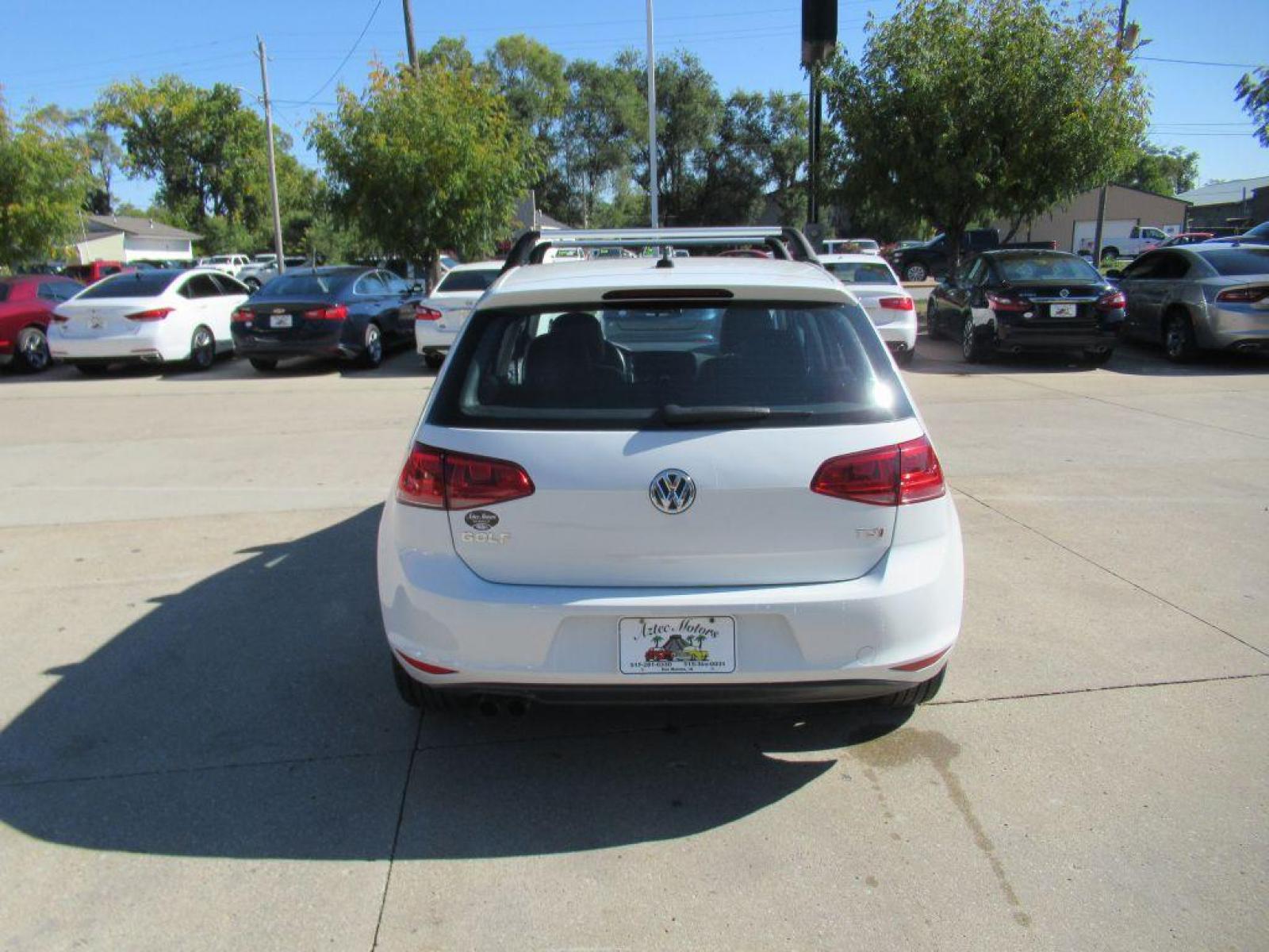 2017 WHITE VOLKSWAGEN GOLF S (3VW117AUXHM) with an 1.8L engine, 5-Speed Manual transmission, located at 908 SE 14th Street, Des Moines, IA, 50317, (515) 281-0330, 41.580303, -93.597046 - Photo #5
