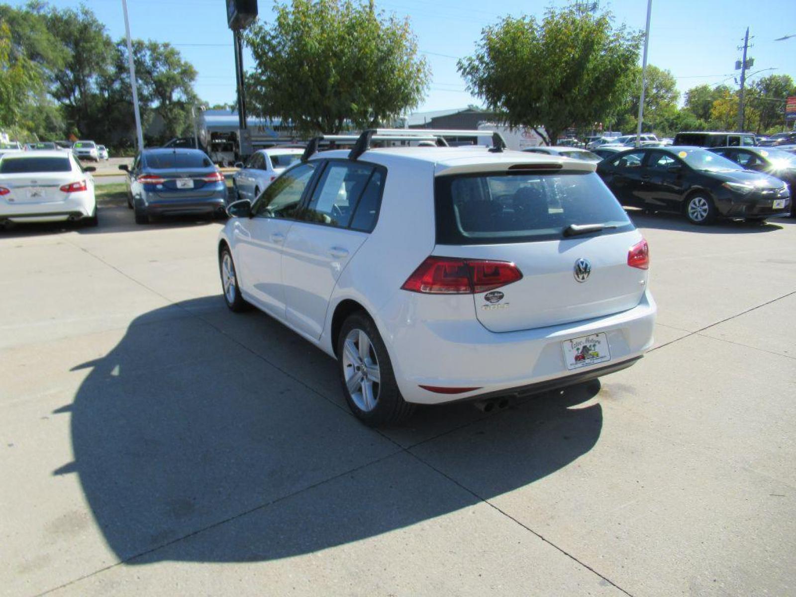 2017 WHITE VOLKSWAGEN GOLF S (3VW117AUXHM) with an 1.8L engine, 5-Speed Manual transmission, located at 908 SE 14th Street, Des Moines, IA, 50317, (515) 281-0330, 41.580303, -93.597046 - Photo #6