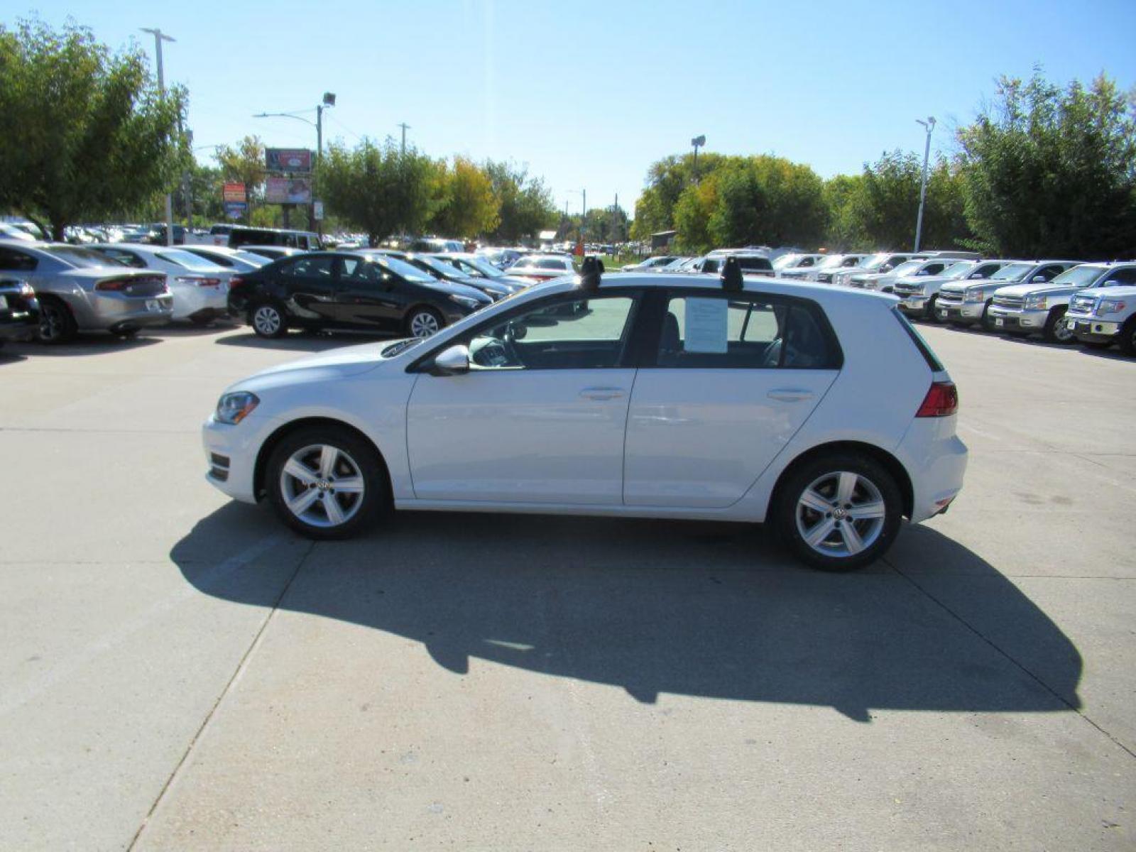 2017 WHITE VOLKSWAGEN GOLF S (3VW117AUXHM) with an 1.8L engine, 5-Speed Manual transmission, located at 908 SE 14th Street, Des Moines, IA, 50317, (515) 281-0330, 41.580303, -93.597046 - Photo #7