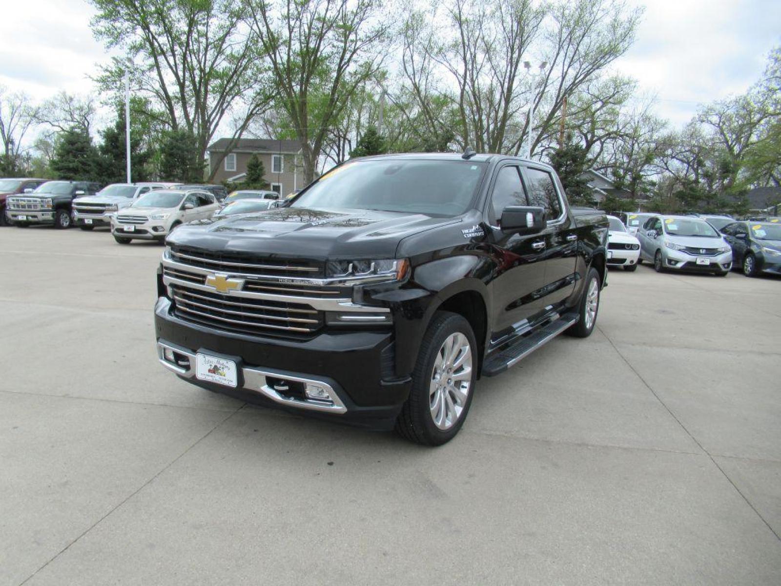 2019 BLACK CHEVROLET SILVERADO 1500 HIGH COUNTRY (1GCUYHEL9KZ) with an 6.2L engine, Automatic transmission, located at 908 SE 14th Street, Des Moines, IA, 50317, (515) 281-0330, 41.580303, -93.597046 - Photo #0