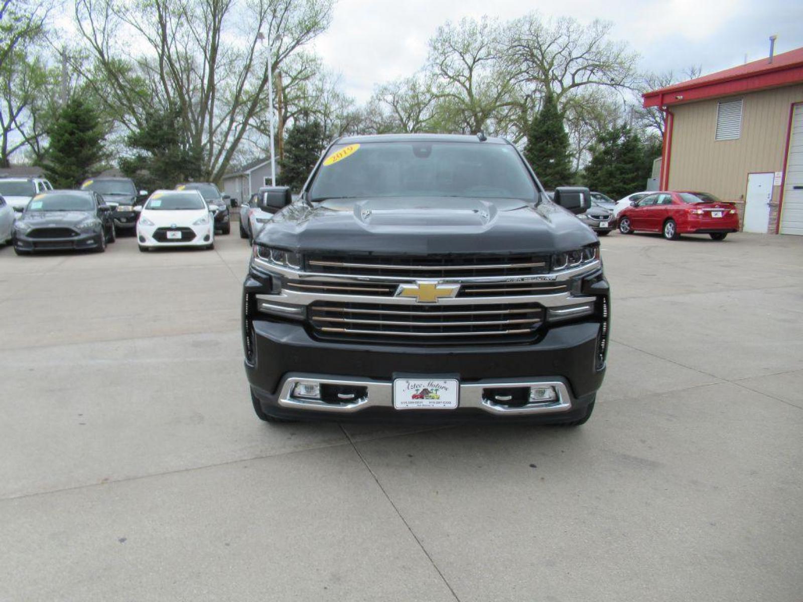 2019 BLACK CHEVROLET SILVERADO 1500 HIGH COUNTRY (1GCUYHEL9KZ) with an 6.2L engine, Automatic transmission, located at 908 SE 14th Street, Des Moines, IA, 50317, (515) 281-0330, 41.580303, -93.597046 - Photo #1