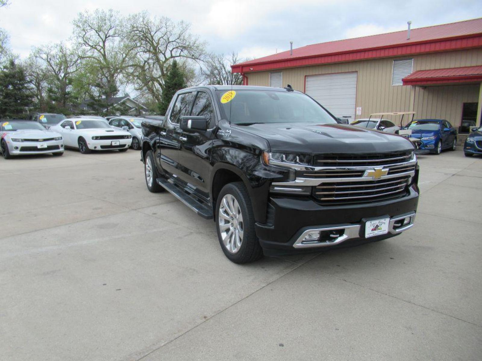 2019 BLACK CHEVROLET SILVERADO 1500 HIGH COUNTRY (1GCUYHEL9KZ) with an 6.2L engine, Automatic transmission, located at 908 SE 14th Street, Des Moines, IA, 50317, (515) 281-0330, 41.580303, -93.597046 - Photo #2