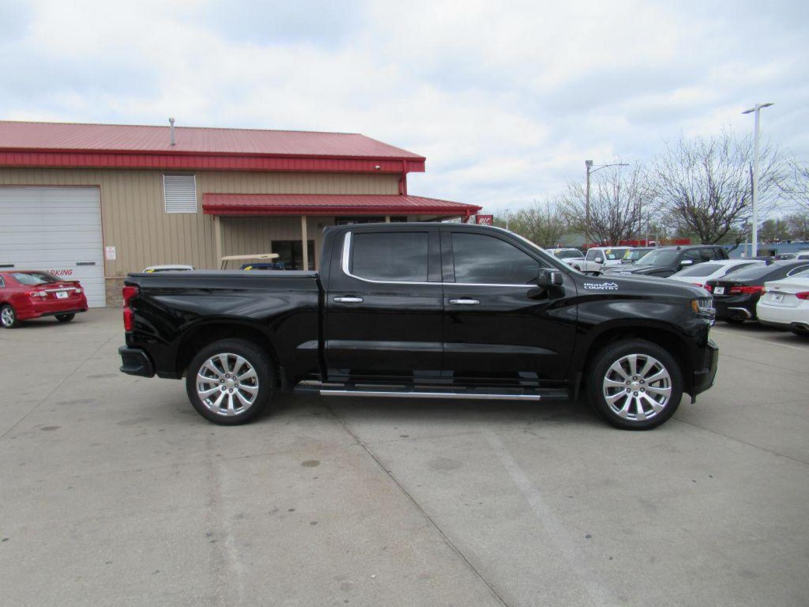 2019 BLACK CHEVROLET SILVERADO 1500 HIGH COUNTRY (1GCUYHEL9KZ) with an 6.2L engine, Automatic transmission, located at 908 SE 14th Street, Des Moines, IA, 50317, (515) 281-0330, 41.580303, -93.597046 - Photo #3