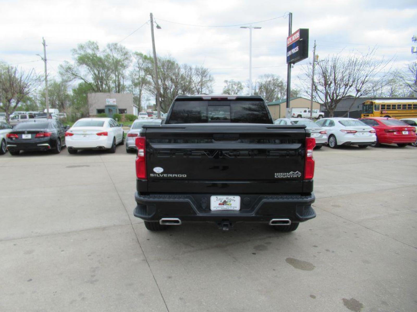 2019 BLACK CHEVROLET SILVERADO 1500 HIGH COUNTRY (1GCUYHEL9KZ) with an 6.2L engine, Automatic transmission, located at 908 SE 14th Street, Des Moines, IA, 50317, (515) 281-0330, 41.580303, -93.597046 - Photo #5
