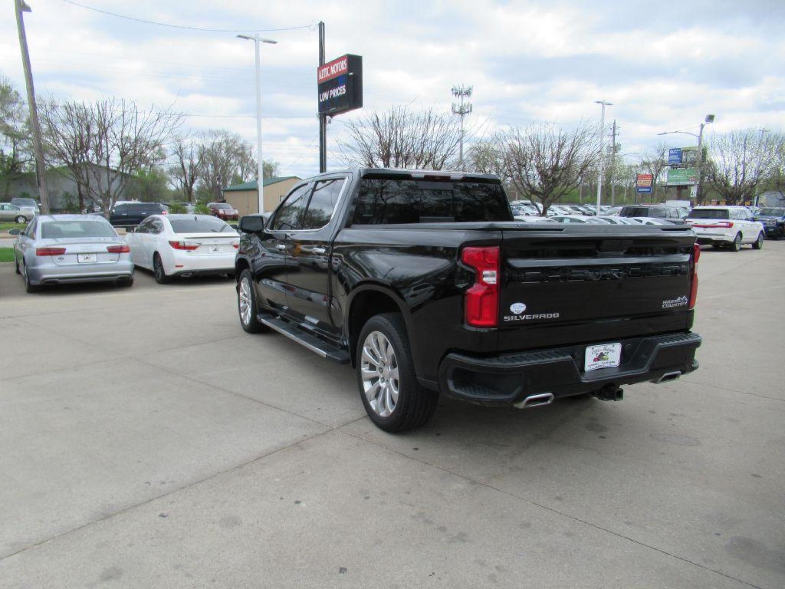 2019 BLACK CHEVROLET SILVERADO 1500 HIGH COUNTRY (1GCUYHEL9KZ) with an 6.2L engine, Automatic transmission, located at 908 SE 14th Street, Des Moines, IA, 50317, (515) 281-0330, 41.580303, -93.597046 - Photo #6