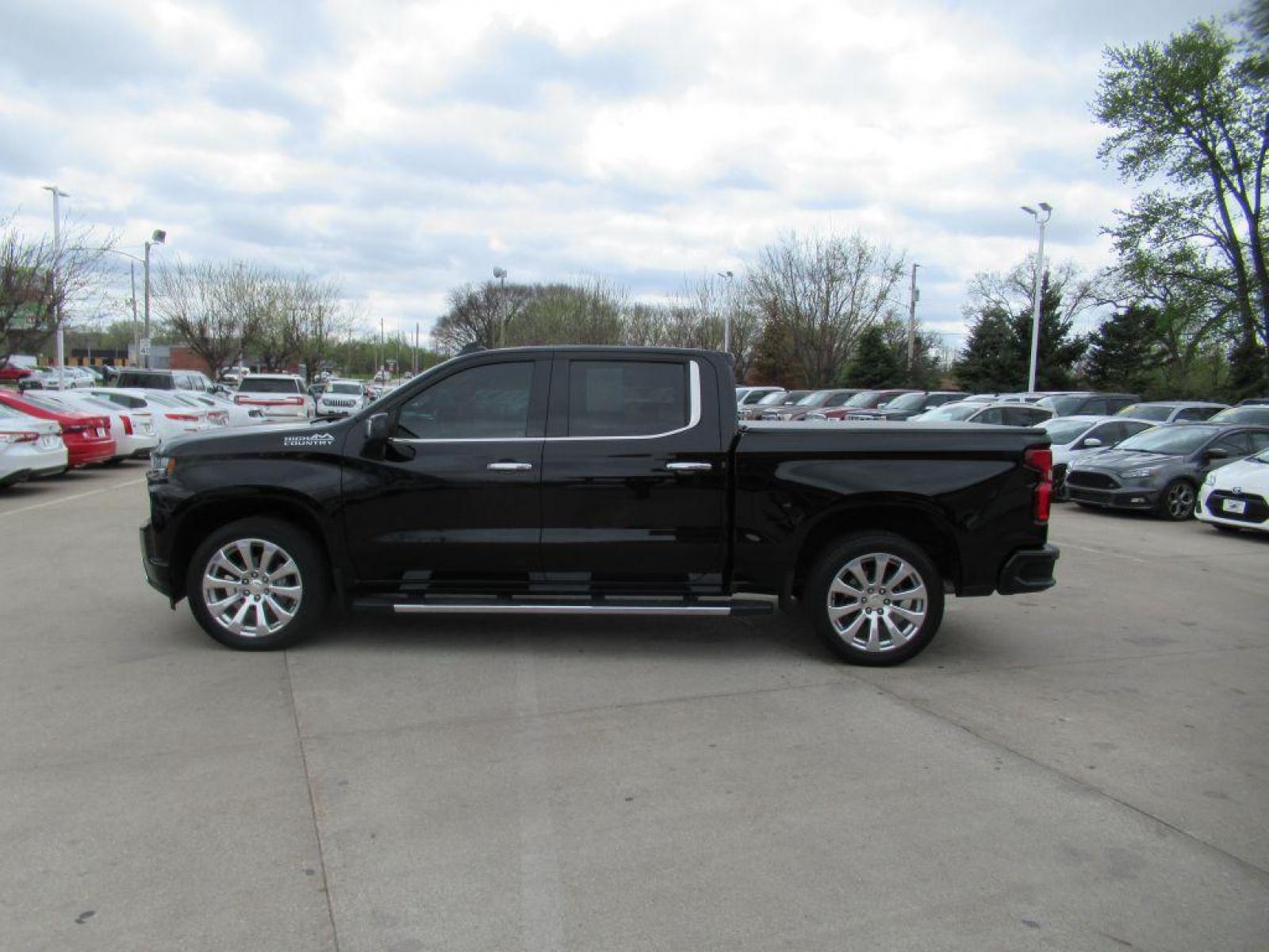 2019 BLACK CHEVROLET SILVERADO 1500 HIGH COUNTRY (1GCUYHEL9KZ) with an 6.2L engine, Automatic transmission, located at 908 SE 14th Street, Des Moines, IA, 50317, (515) 281-0330, 41.580303, -93.597046 - Photo #7