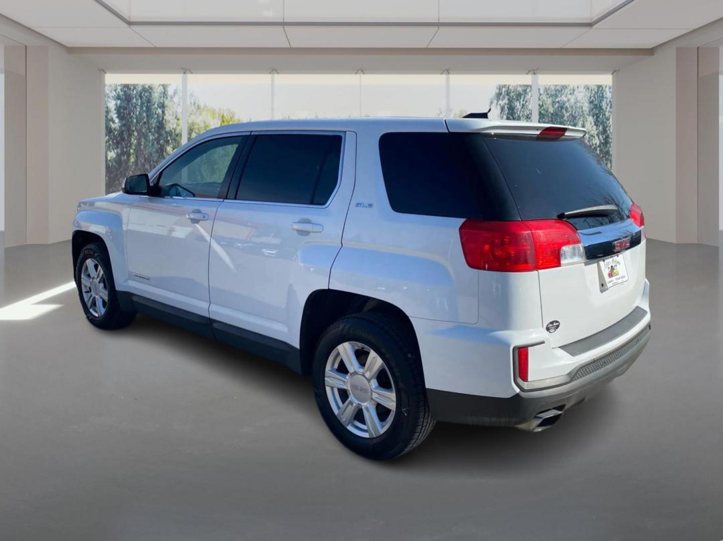 2016 WHITE GMC TERRAIN SLE (2GKALMEK2G6) with an 2.4L engine, Automatic transmission, located at 908 SE 14th Street, Des Moines, IA, 50317, (515) 281-0330, 41.580303, -93.597046 - Photo#4