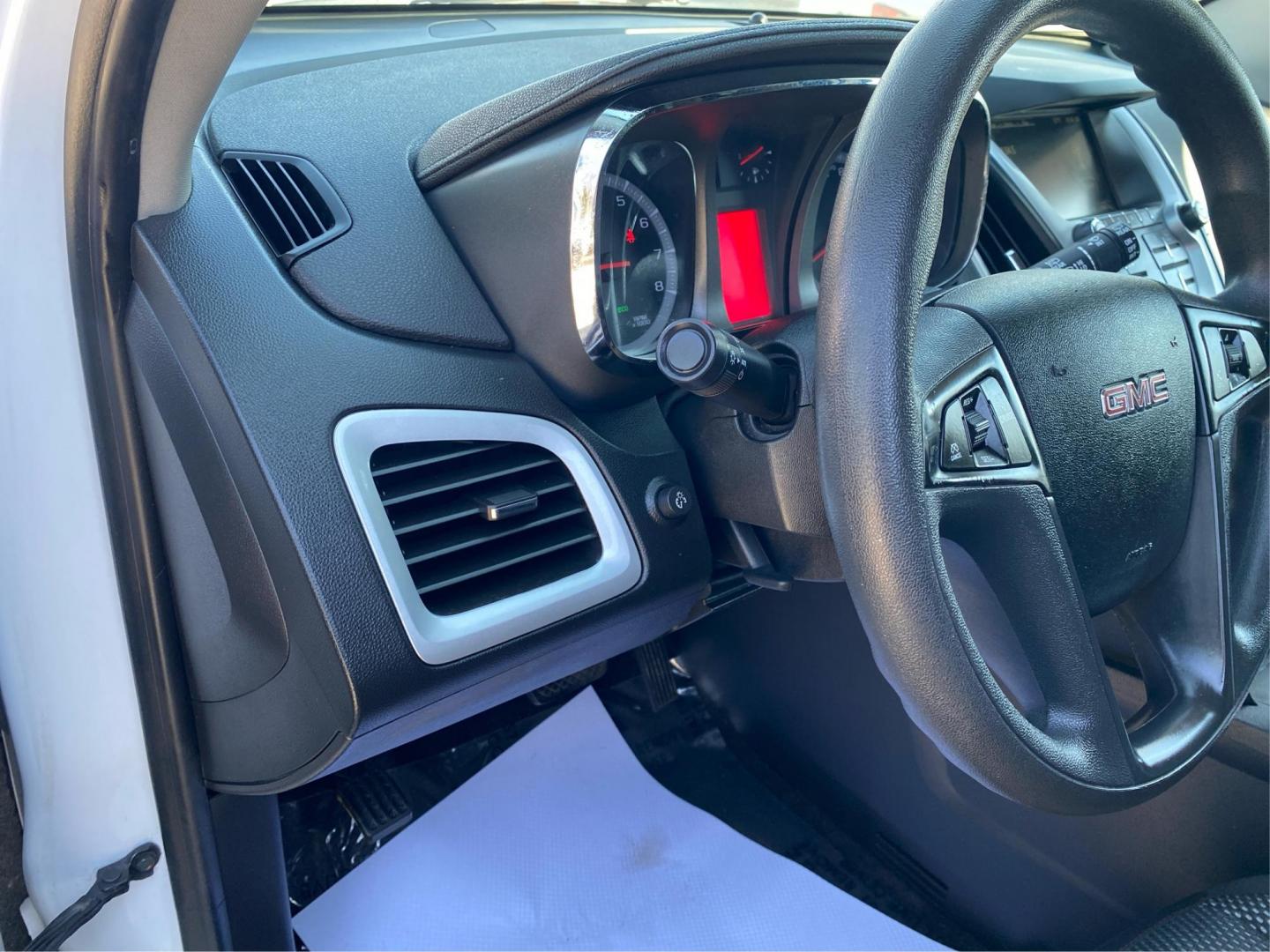 2016 WHITE GMC TERRAIN SLE (2GKALMEK2G6) with an 2.4L engine, Automatic transmission, located at 908 SE 14th Street, Des Moines, IA, 50317, (515) 281-0330, 41.580303, -93.597046 - Photo#17