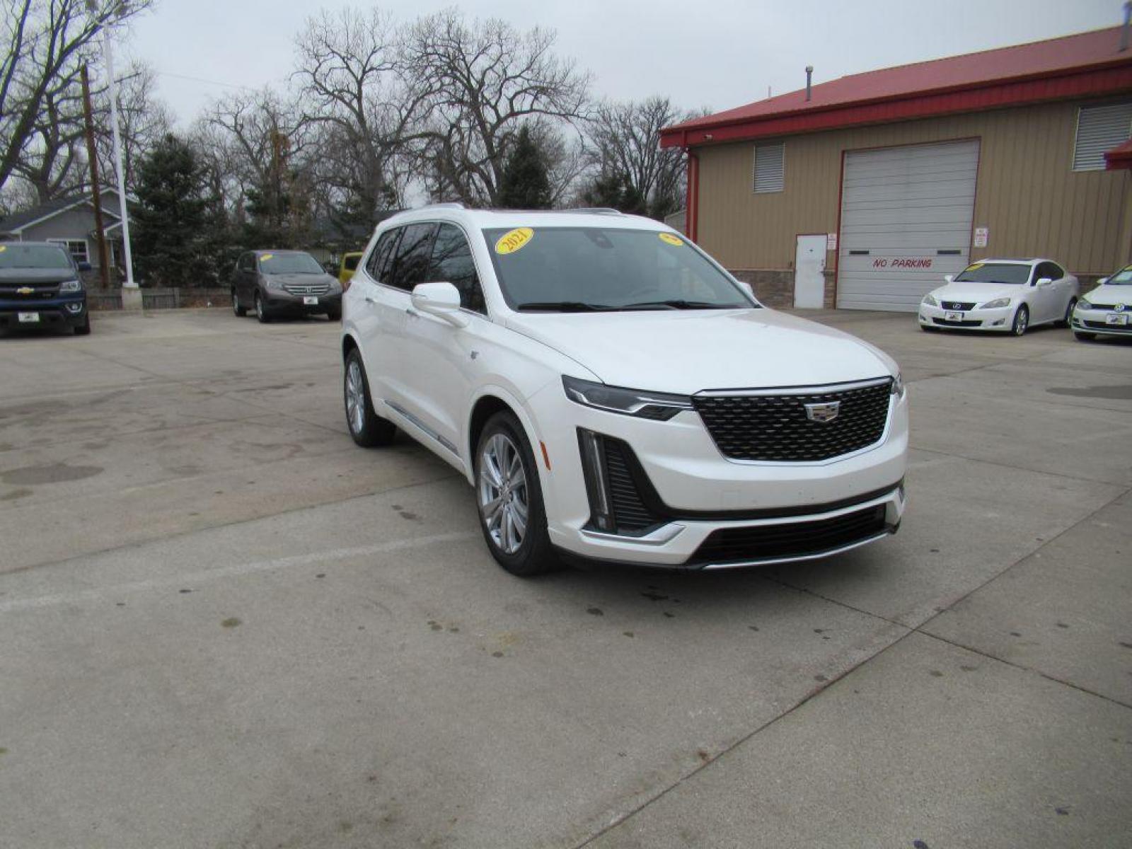 2021 WHITE CADILLAC XT6 PREMIUM LUXURY (1GYKPCRS8MZ) with an 3.6L engine, Automatic transmission, located at 908 SE 14th Street, Des Moines, IA, 50317, (515) 281-0330, 41.580303, -93.597046 - Photo #2