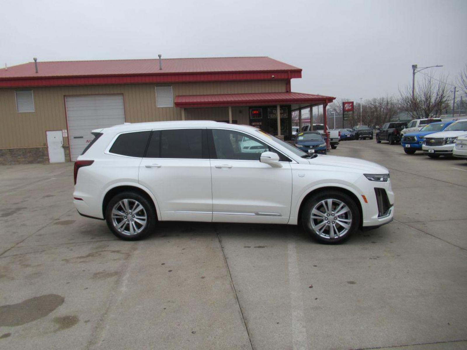 2021 WHITE CADILLAC XT6 PREMIUM LUXURY (1GYKPCRS8MZ) with an 3.6L engine, Automatic transmission, located at 908 SE 14th Street, Des Moines, IA, 50317, (515) 281-0330, 41.580303, -93.597046 - Photo #3
