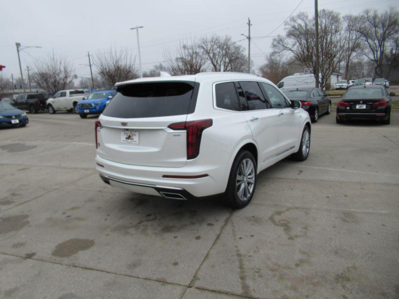 2021 WHITE CADILLAC XT6 PREMIUM LUXURY (1GYKPCRS8MZ) with an 3.6L engine, Automatic transmission, located at 908 SE 14th Street, Des Moines, IA, 50317, (515) 281-0330, 41.580303, -93.597046 - Photo #4