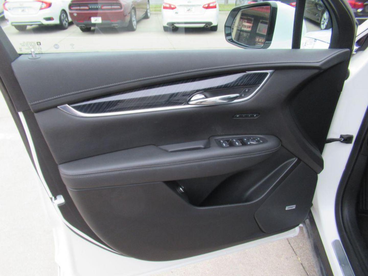 2021 WHITE CADILLAC XT6 PREMIUM LUXURY (1GYKPCRS5MZ) with an 3.6L engine, Automatic transmission, located at 908 SE 14th Street, Des Moines, IA, 50317, (515) 281-0330, 41.580303, -93.597046 - Photo#9