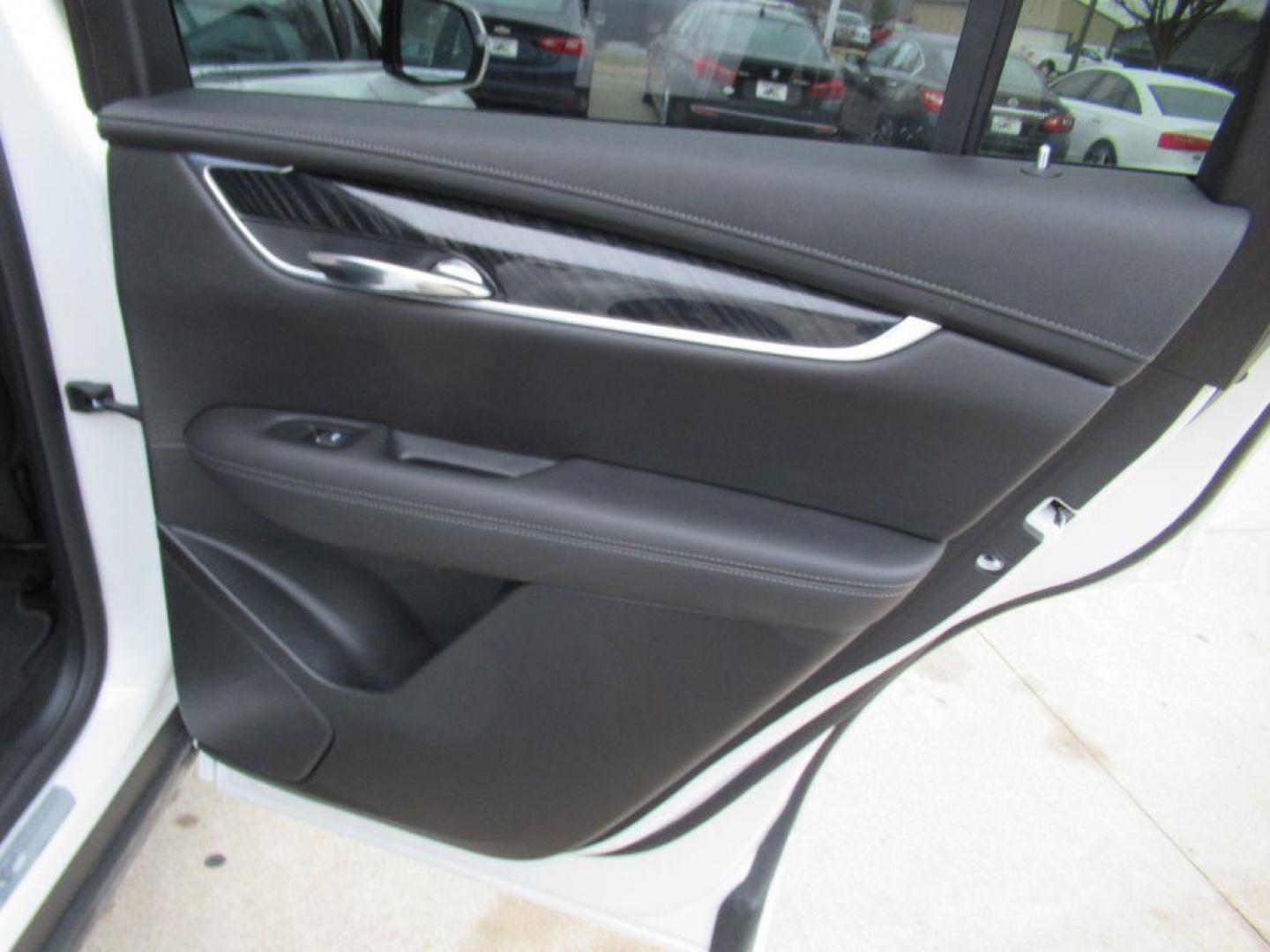 2021 WHITE CADILLAC XT6 PREMIUM LUXURY (1GYKPCRS5MZ) with an 3.6L engine, Automatic transmission, located at 908 SE 14th Street, Des Moines, IA, 50317, (515) 281-0330, 41.580303, -93.597046 - Photo#11