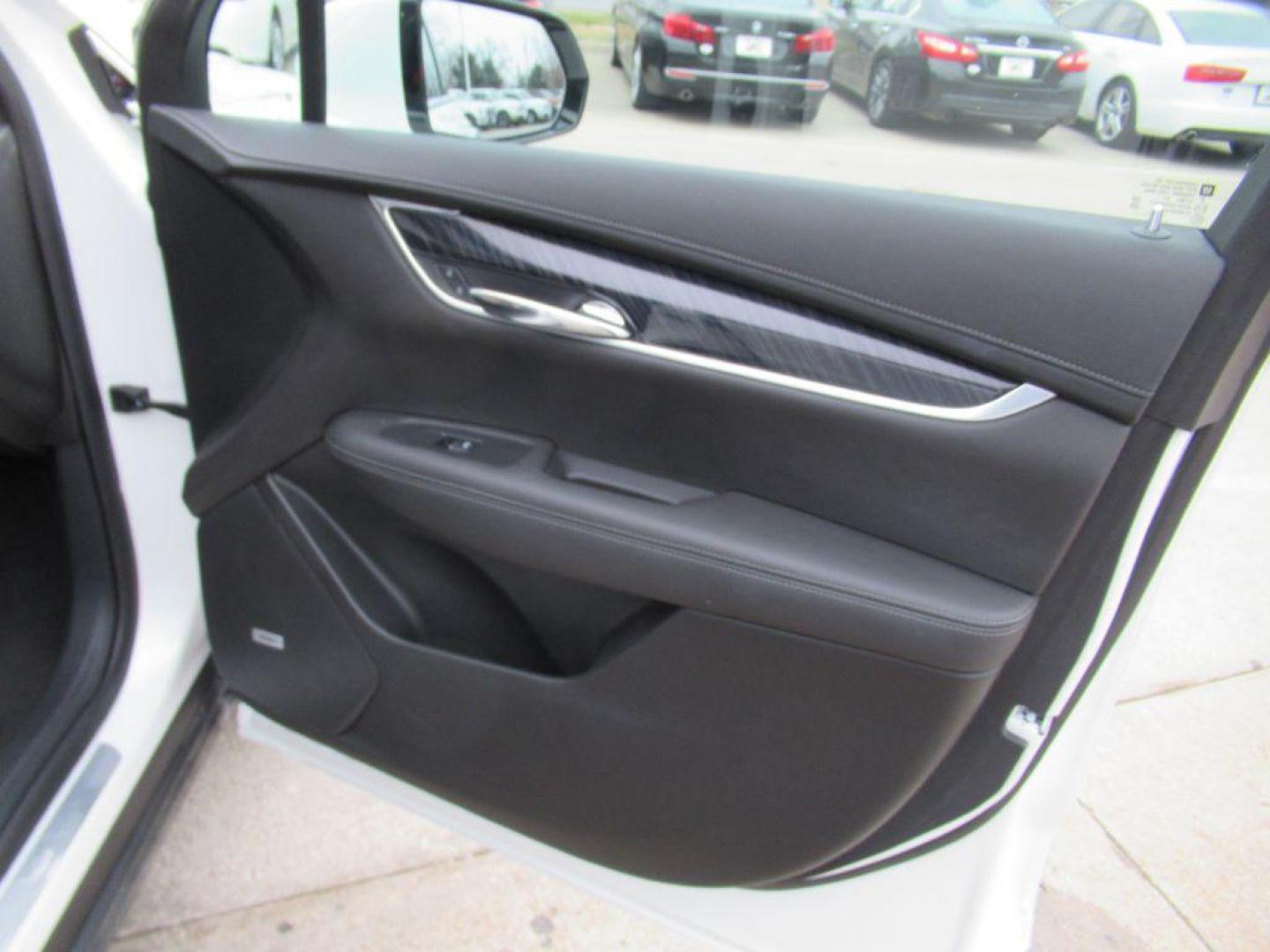 2021 WHITE CADILLAC XT6 PREMIUM LUXURY (1GYKPCRS5MZ) with an 3.6L engine, Automatic transmission, located at 908 SE 14th Street, Des Moines, IA, 50317, (515) 281-0330, 41.580303, -93.597046 - Photo#12