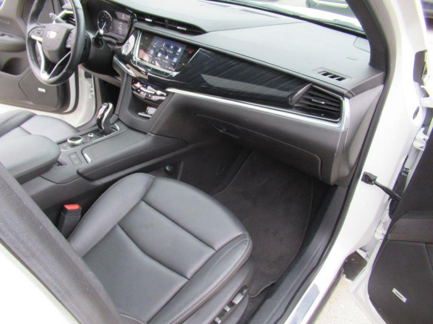 2021 WHITE CADILLAC XT6 PREMIUM LUXURY (1GYKPCRS5MZ) with an 3.6L engine, Automatic transmission, located at 908 SE 14th Street, Des Moines, IA, 50317, (515) 281-0330, 41.580303, -93.597046 - Photo#13
