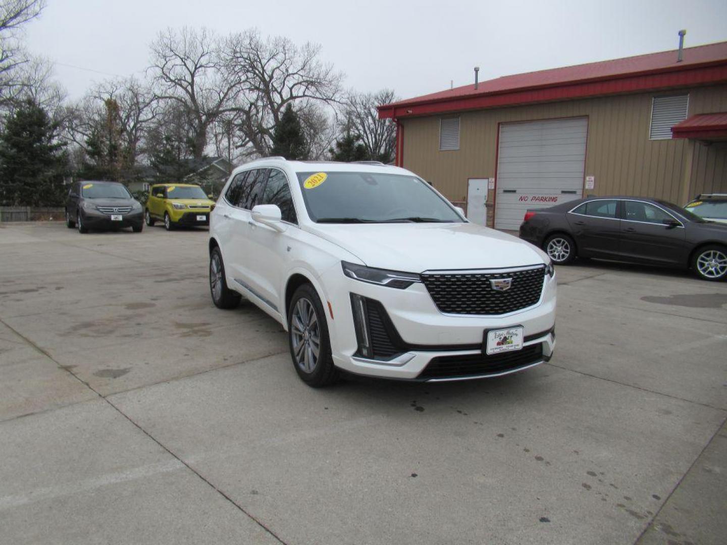 2021 WHITE CADILLAC XT6 PREMIUM LUXURY (1GYKPCRS5MZ) with an 3.6L engine, Automatic transmission, located at 908 SE 14th Street, Des Moines, IA, 50317, (515) 281-0330, 41.580303, -93.597046 - Photo#2