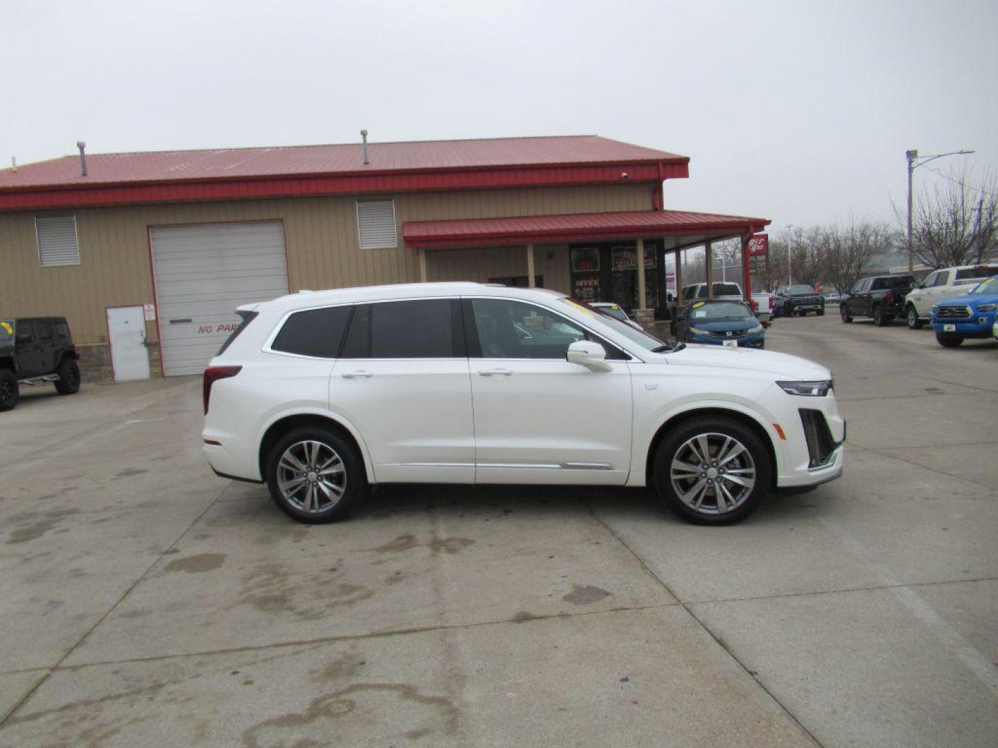 2021 WHITE CADILLAC XT6 PREMIUM LUXURY (1GYKPCRS5MZ) with an 3.6L engine, Automatic transmission, located at 908 SE 14th Street, Des Moines, IA, 50317, (515) 281-0330, 41.580303, -93.597046 - Photo#3