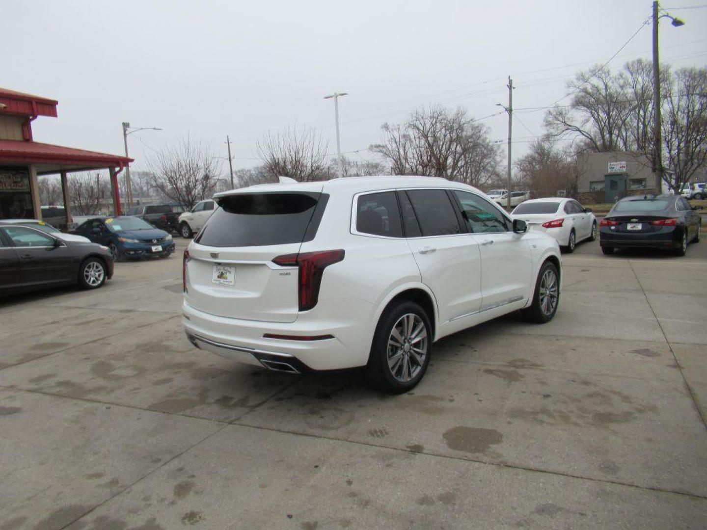 2021 WHITE CADILLAC XT6 PREMIUM LUXURY (1GYKPCRS5MZ) with an 3.6L engine, Automatic transmission, located at 908 SE 14th Street, Des Moines, IA, 50317, (515) 281-0330, 41.580303, -93.597046 - Photo#4
